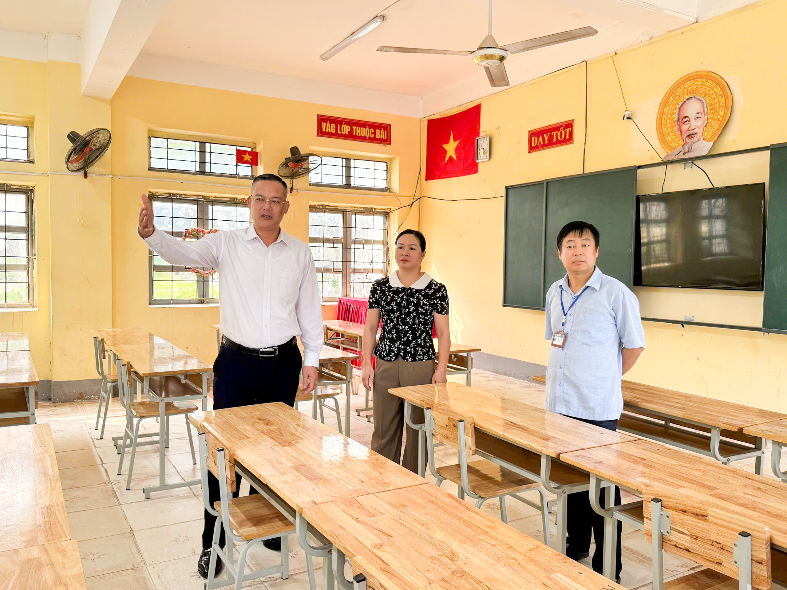 Đồng chí Bí thư Đảng uỷ xã Quang Bình kiểm tra công tác chuẩn bị Kỳ thi tốt nghiệp THPT năm 2026
