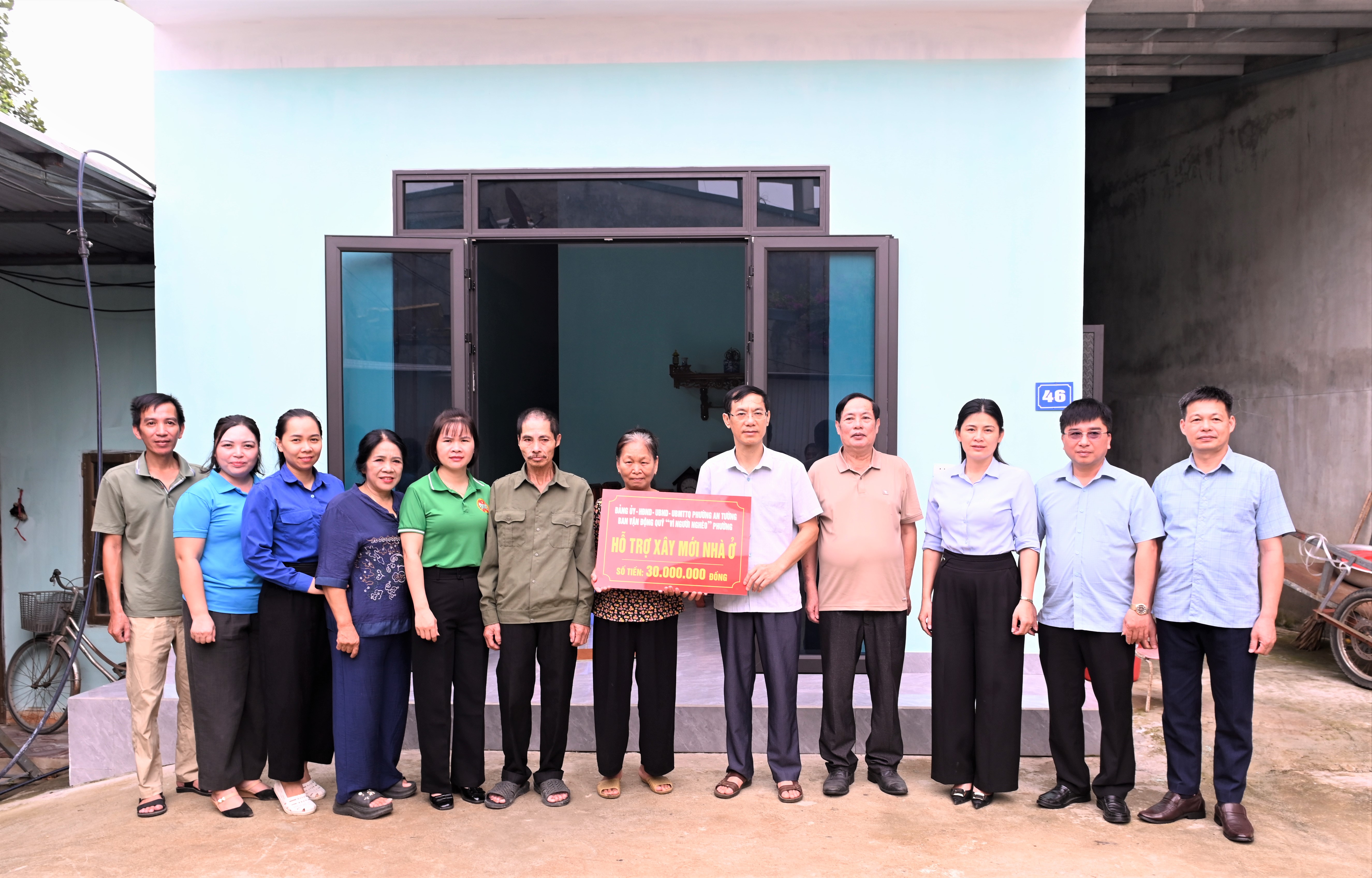 Đồng chí Bí thư Đảng ủy, Chủ tịch HĐND phường An Tường Nguyễn Đình Trung trao hỗ trợ kinh phí cho các hộ nghèo, hộ cận nghèo