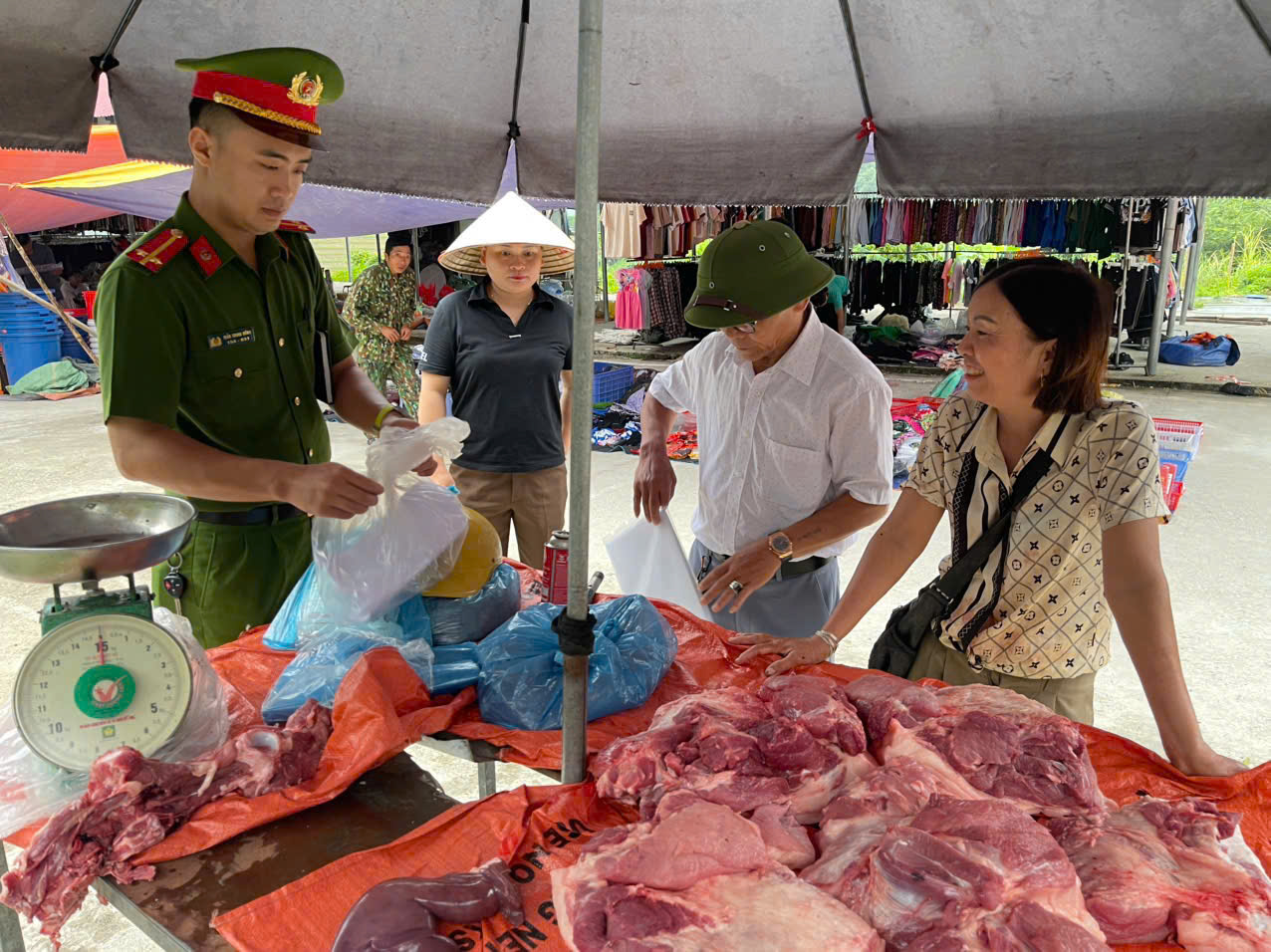 CÔNG AN XÃ LAO CHẢI TĂNG CƯỜNG KIỂM TRA VỆ SINH, AN TOÀN THỰC PHẨM TRÊN ĐỊA BÀN