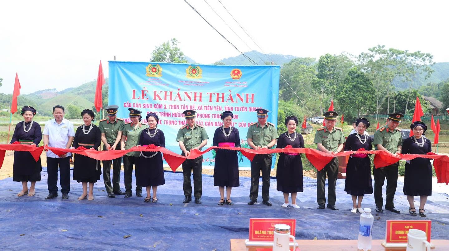 CỤM THI ĐUA SỐ 6, BỘ CÔNG AN KHÁNH THÀNH CẦU DÂN SINH, TRAO TẶNG NHIỀU PHẦN QUÀ AN SINH TẠI XÃ TIÊN YÊN