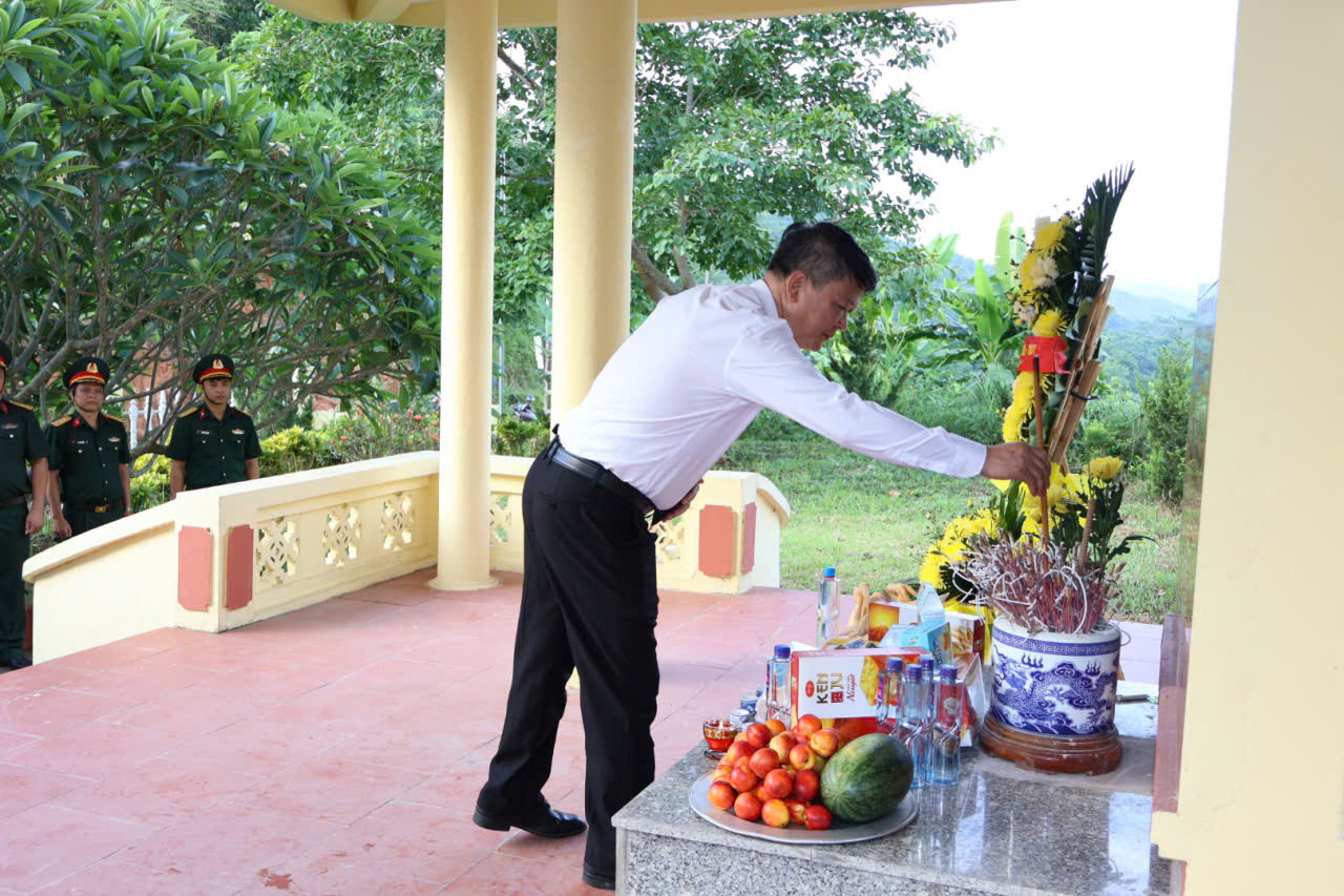 Viếng nghĩa trang Hiếu.jpg