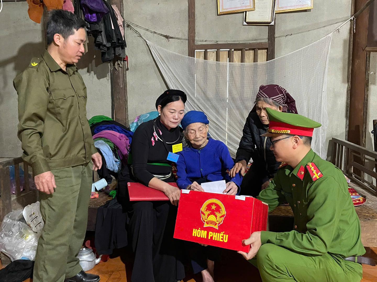 MANG HÒM PHIẾU ĐẾN TẬN NƠI - BẢO ĐẢM QUYỀN LÀM CHỦ CỦA CỬ TRI