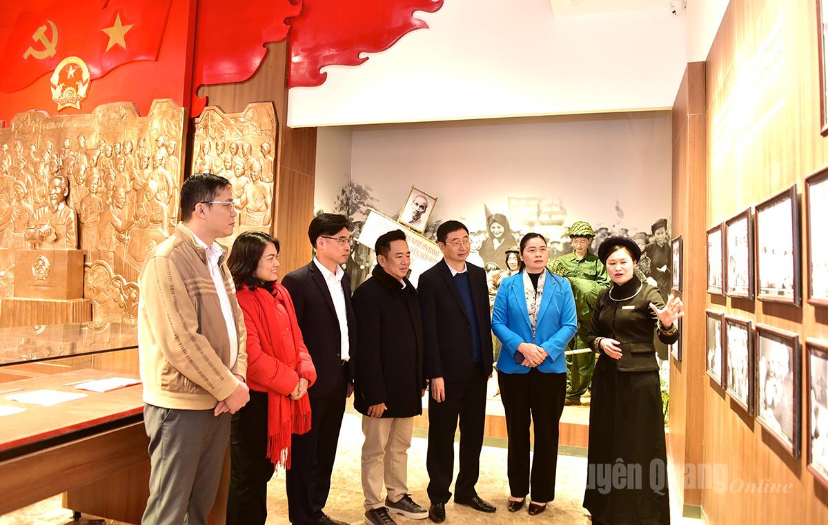 Các đơn vị phối hợp tổ chức về nguồn và tặng quà Tết tại Tuyên Quang