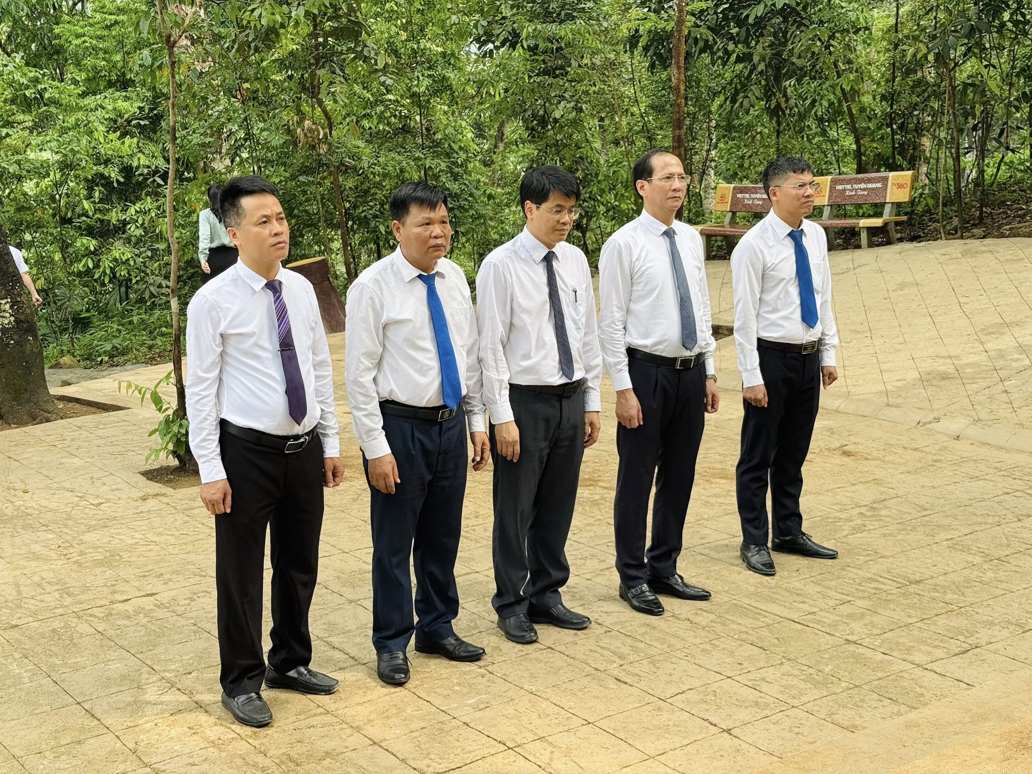 Đoàn đại biểu Đảng ủy, HĐND, UBND xã Tân Trào dâng hương nhân kỷ niệm 136 năm Ngày sinh Chủ tịch Hồ Chí Minh