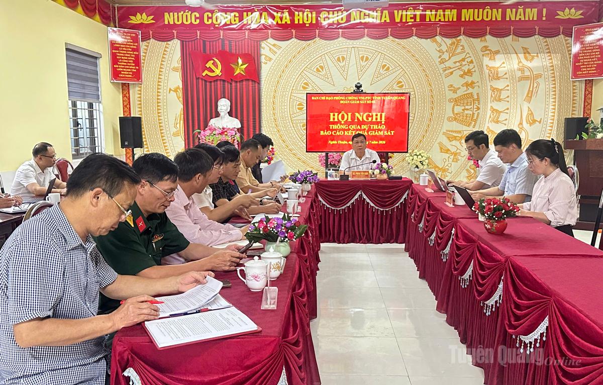 Trưởng Ban Nội chính Tỉnh ủy Phùng Tiến Quân làm việc tại xã Nghĩa Thuận