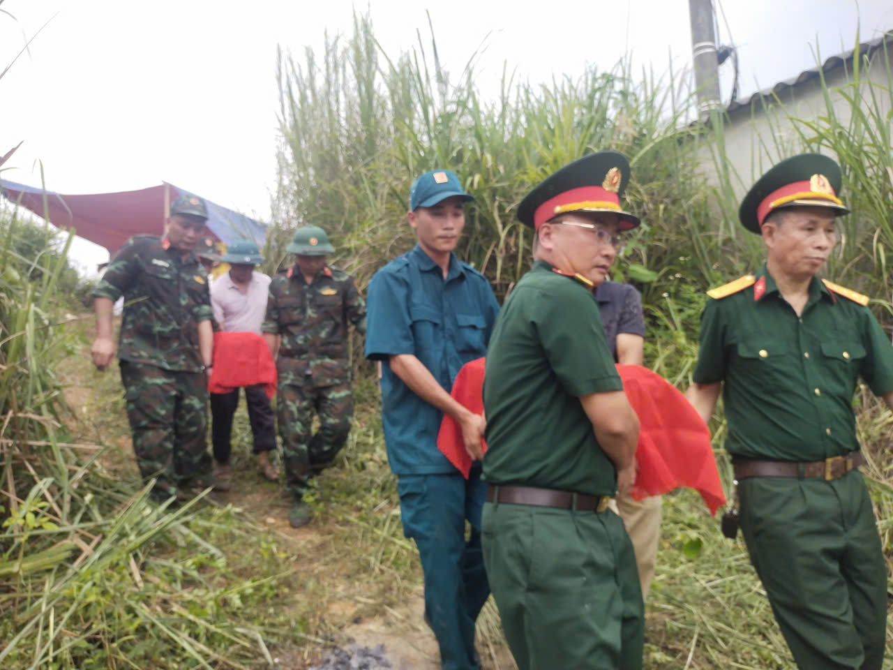 BCĐ khảo s&aacute;t 4 ng&ocirc;i mộ v&ocirc; danh s&aacute;ng 26 6 th 8 b&ecirc; l&ecirc;n xe đ.jpg
