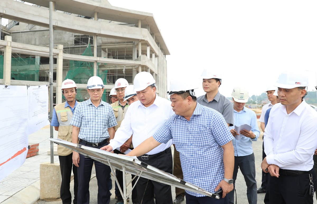 Đồng chí Chủ tịch UBND tỉnh Phan Huy Ngọc kiểm tra tiến độ thi công xây dựng dự án Bệnh viện đa khoa tỉnh Tuyên Quang