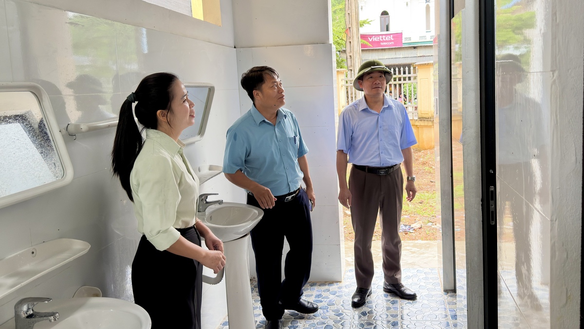 ĐỒNG CHÍ TRỊNH QUỐC SÁNG, CHỦ TỊCH UBND XÃ KIỂM TRA CÔNG TRÌNH VỆ SINH CHO HỌC SINH TẠI TRƯỜNG PTDTBT THCS YÊN LÂM