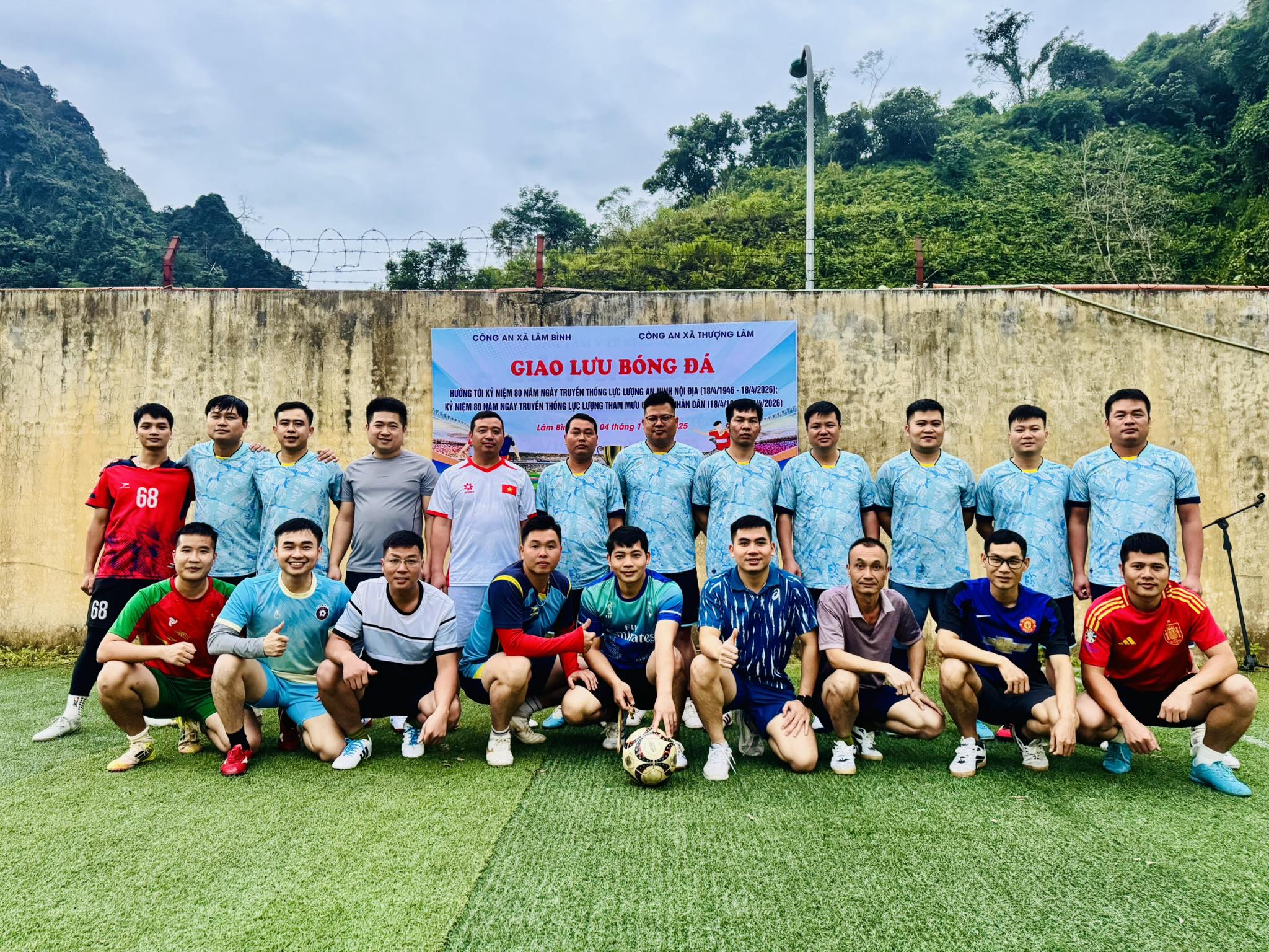TỔ CHỨC THÀNH CÔNG CHƯƠNG TRÌNH GIAO LƯU BÓNG ĐÁ GIỮA CÔNG AN XÃ LÂM BÌNH VÀ CÔNG AN XÃ THƯỢNG LÂM