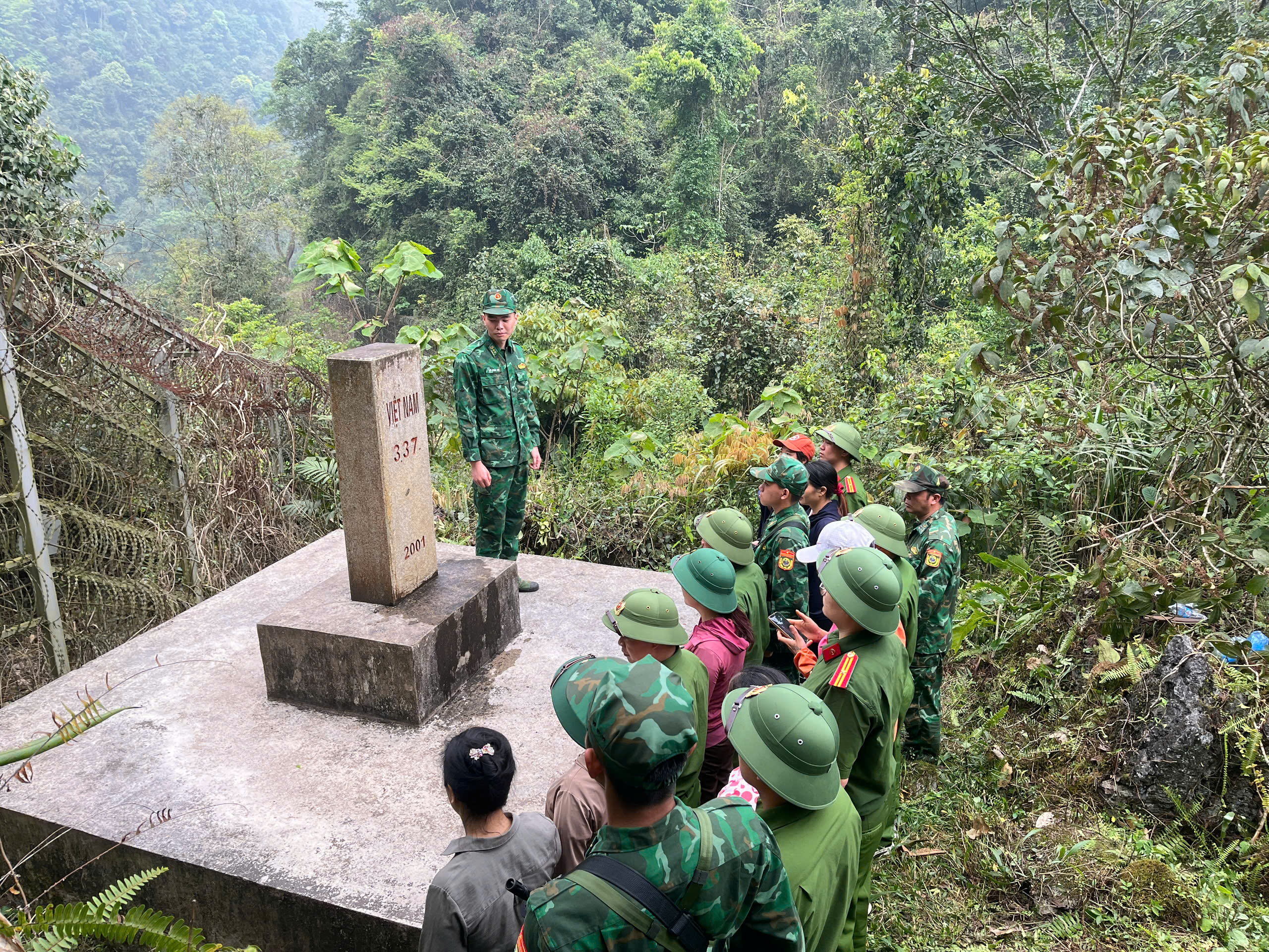 Hội Liên hiệp Phụ nữ xã đã phối hợp với Tổ công tác Biên phòng Bát Đại Sơn (thuộc Đồn Biên phòng Nghĩa Thuận) và Công an xã tổ chức hoạt động tuần tra mốc giới 337, kết hợp phát quang đường biên trên địa bàn