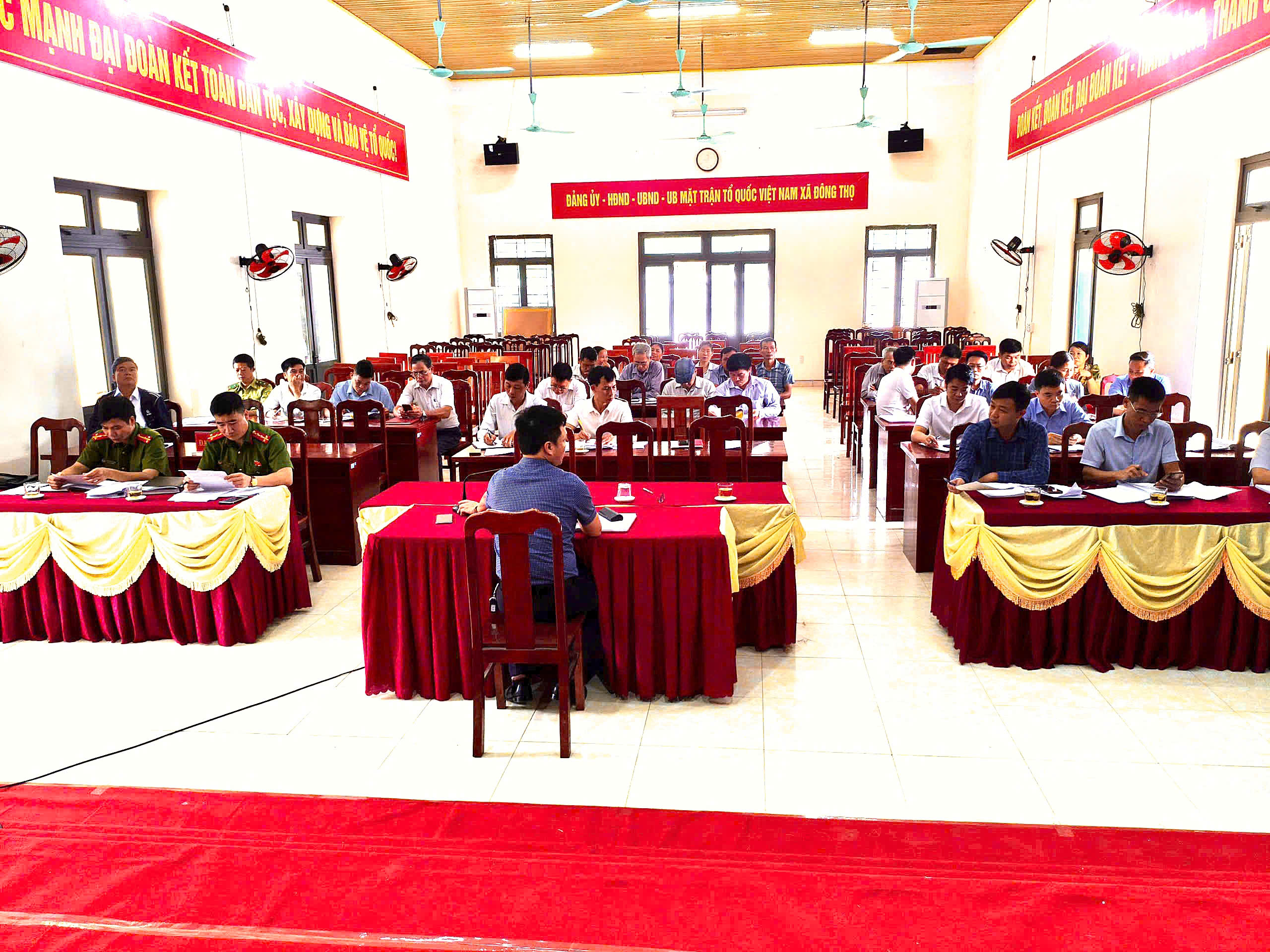 Ủy ban nhân dân xã tổ chức phiên họp thường kỳ tháng 10 năm 2025