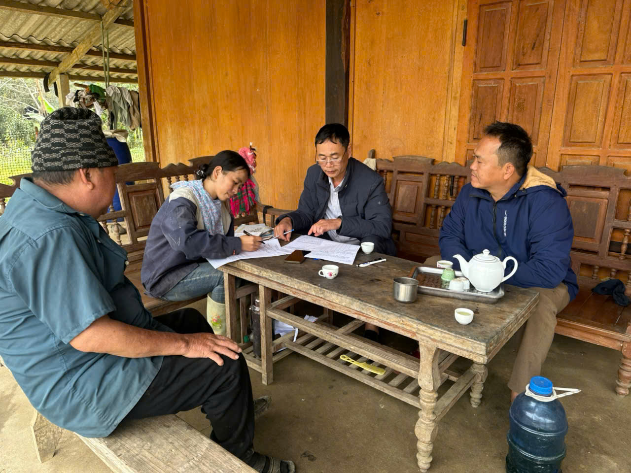 Cán Bộ TTDVC hướng dẫn nông dân thực hiện dự án trâu sinh sản theo chương trình giảm nghèo mục tiêu quốc gia bền vưỡng năm 2025