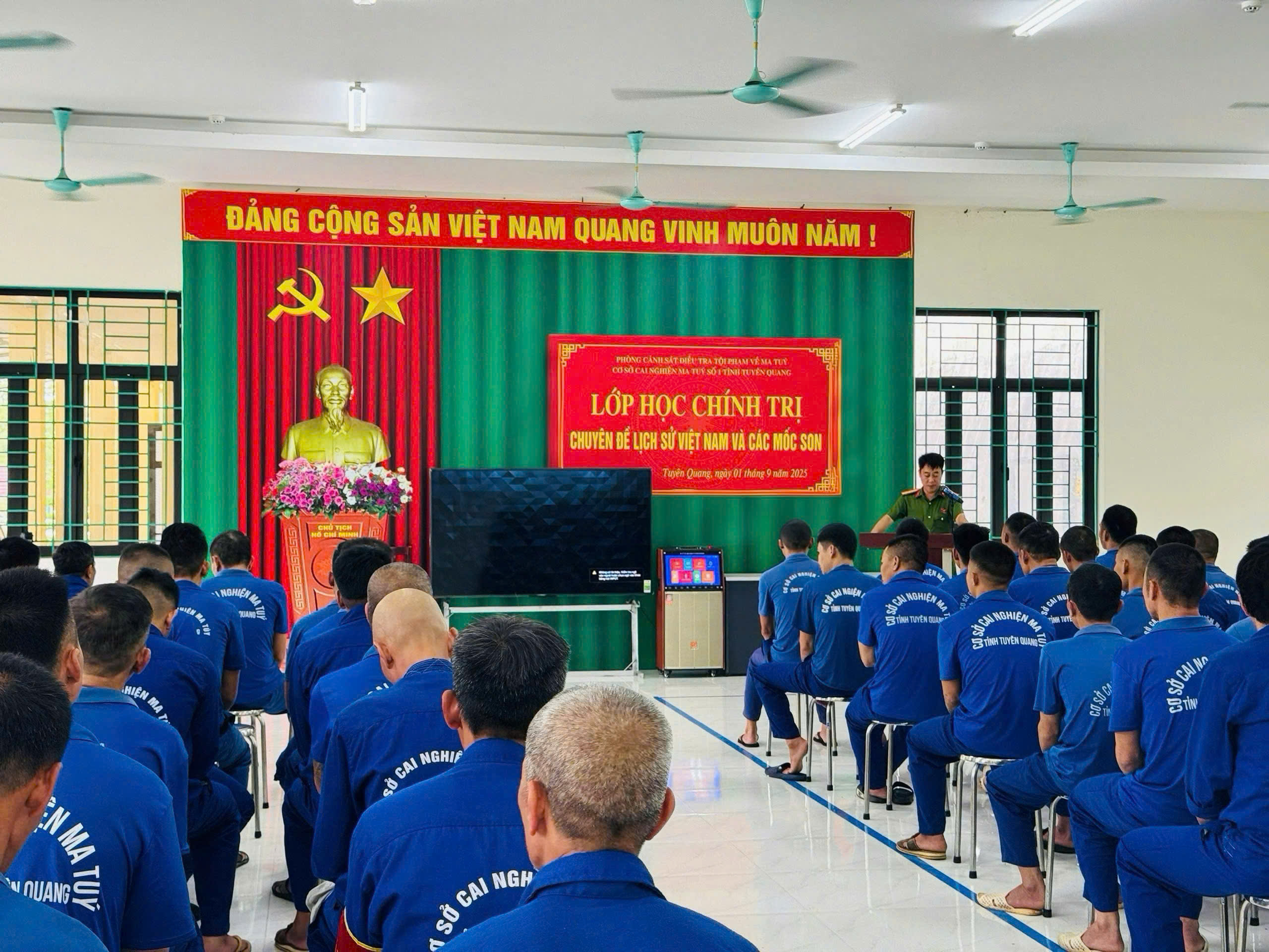 TỔ CHỨC SINH HOẠT CHÍNH TRỊ CHO HỌC VIÊN CAI NGHIỆN MA TUÝ NHÂN DỊP QUỐC KHÁNH 02/9
