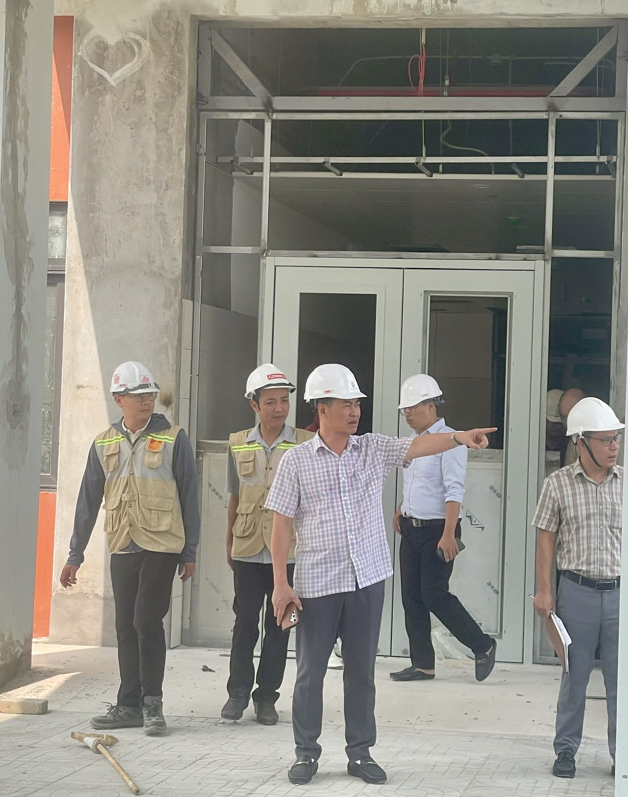 Đồng chí Giám đốc Sở Xây dựng kiểm tra tiến độ thi công Dự án Bệnh viện Đa khoa tỉnh Tuyên Quang