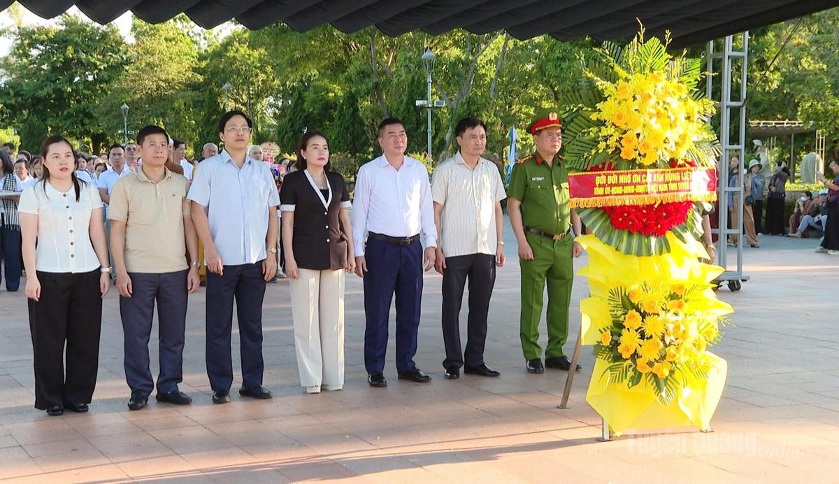 Đoàn công tác của tỉnh dâng hương tại Thành cổ Quảng Trị