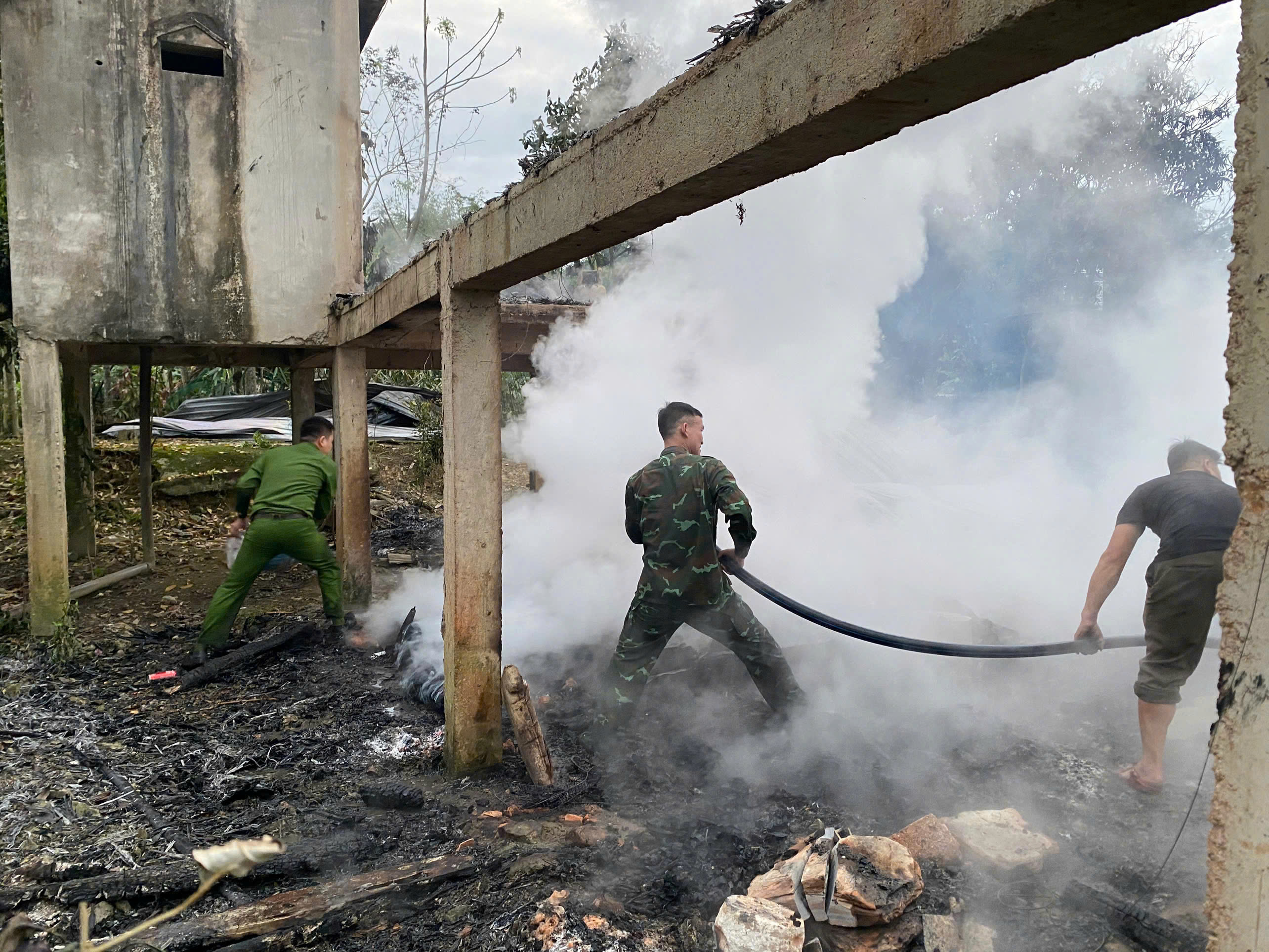 CÔNG AN XÃ TRUNG HÀ THAM GIA CHỮA CHÁY, HỖ TRỢ ĐỘNG VIÊN GIA ĐÌNH BỊ THIỆT HẠI DO CHÁY