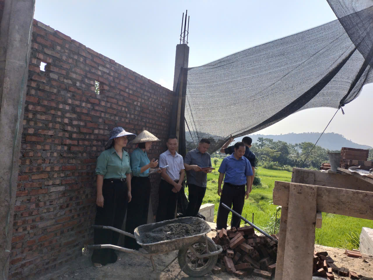 HĐND xã Tân Quang khảo sát tiến độ xây dựng nhà ở cho con đẻ người hoạt động kháng chiến bị nhiễm chất độc hóa học