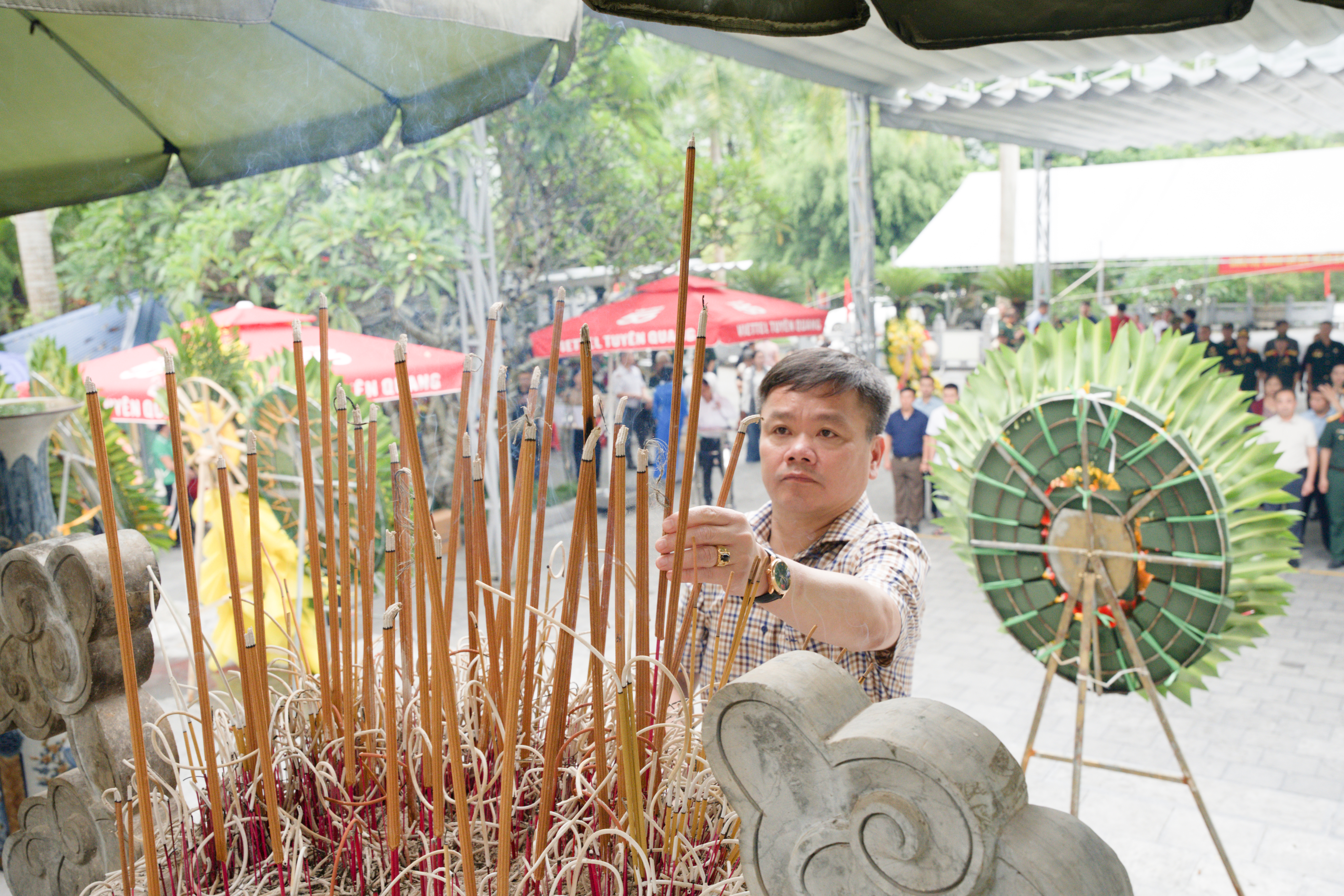 Đoàn đại biểu xã Sơn Vĩ dâng hương tưởng niệm các Anh hùng liệt sĩ tại Nghĩa trang Liệt sĩ Quốc gia Vị Xuyên và Đài hương 468
