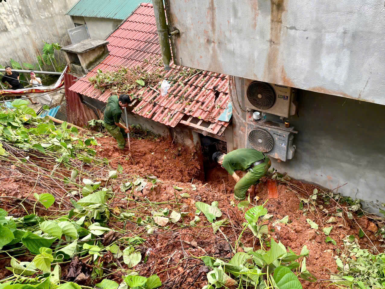 ĐIỂM TỰA BÌNH YÊN CHO GIA ĐÌNH THẦY GIÁO VÙNG BÃO LŨ XÃ QUANG BÌNH