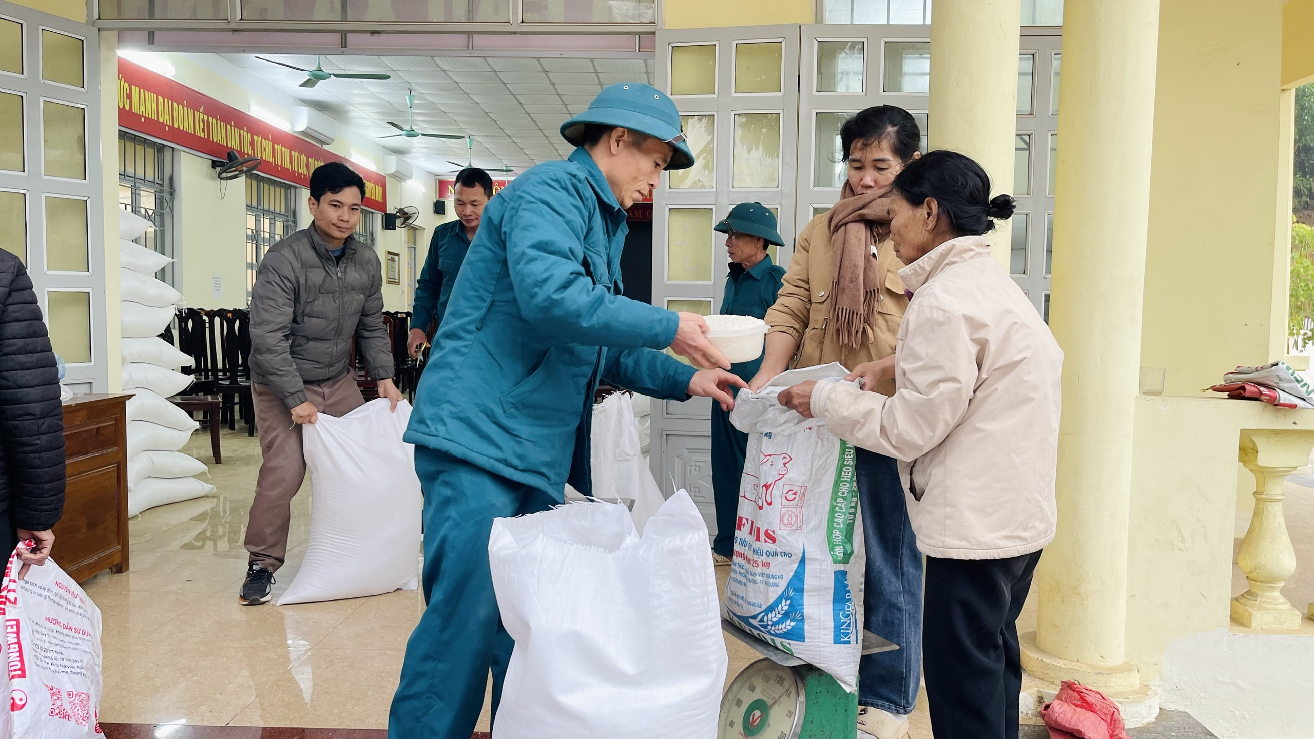 Xã Bình Ca cấp phát gạo cho hộ nghèo dịp Tết Nguyên đán Bính Ngọ 2026
