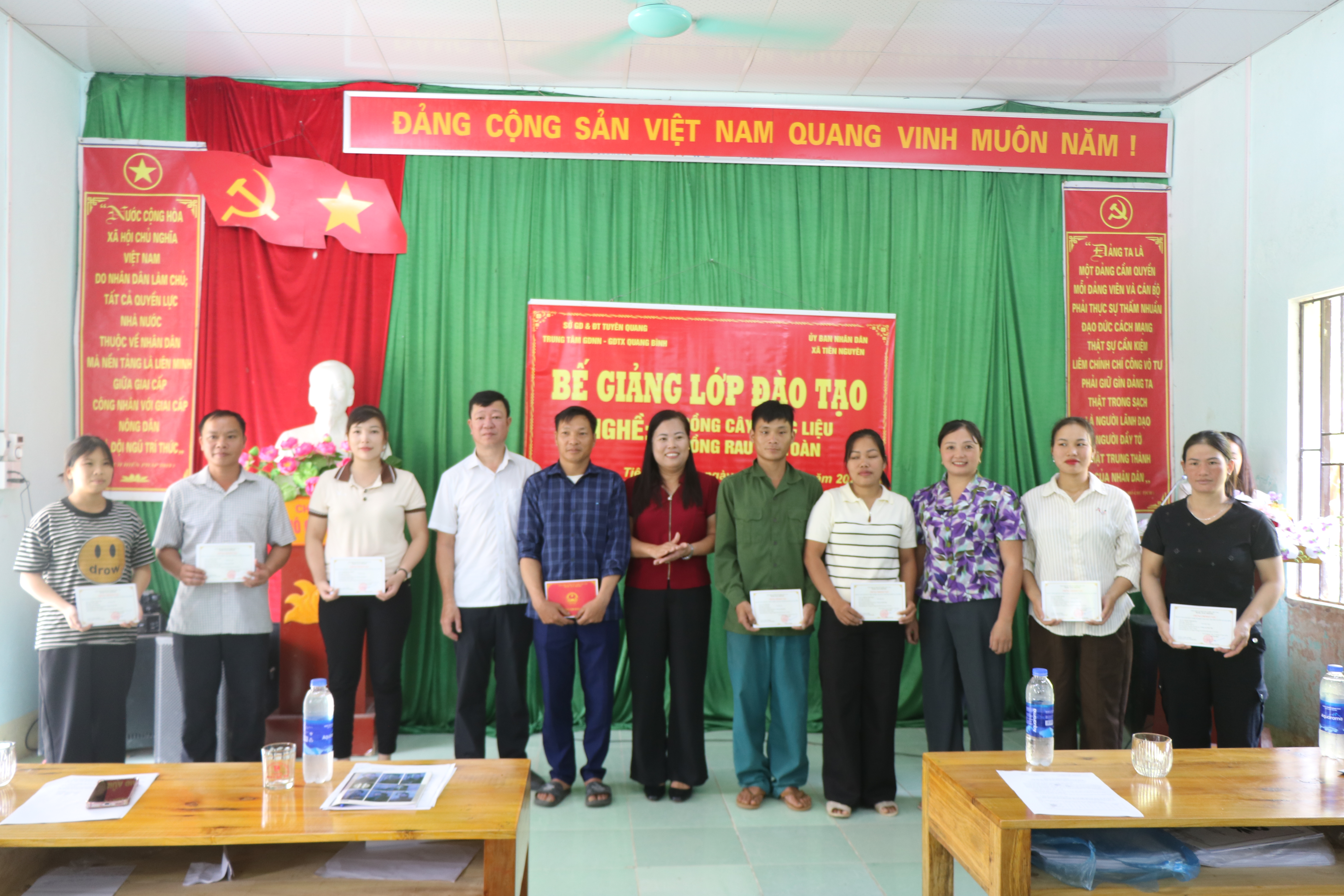 Tiên Nguyên bế giảng 2 lớp đào tạo nghề cho lao động nông thôn