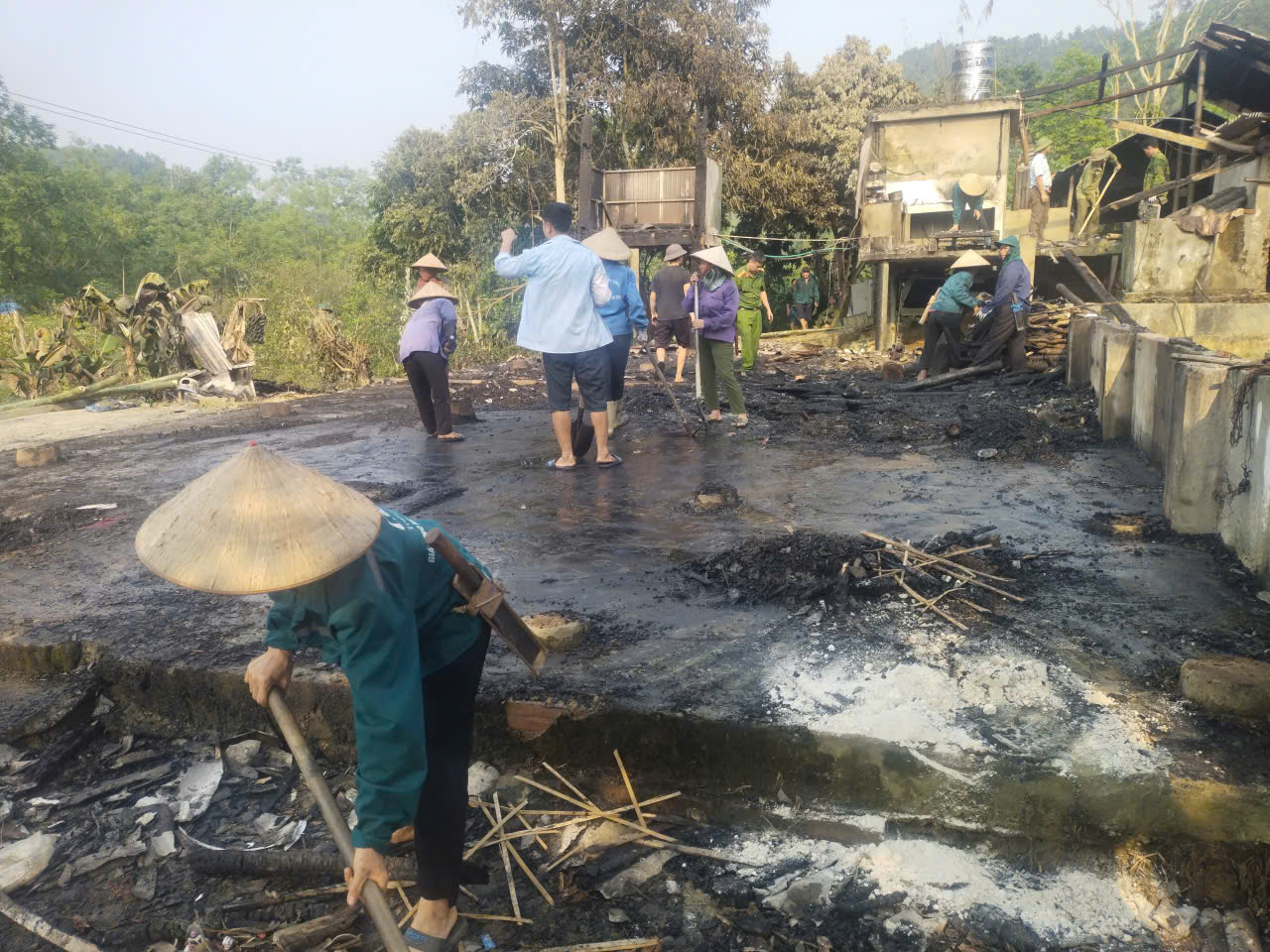 Thăm nh&agrave; bị ch&aacute;y3.jpg