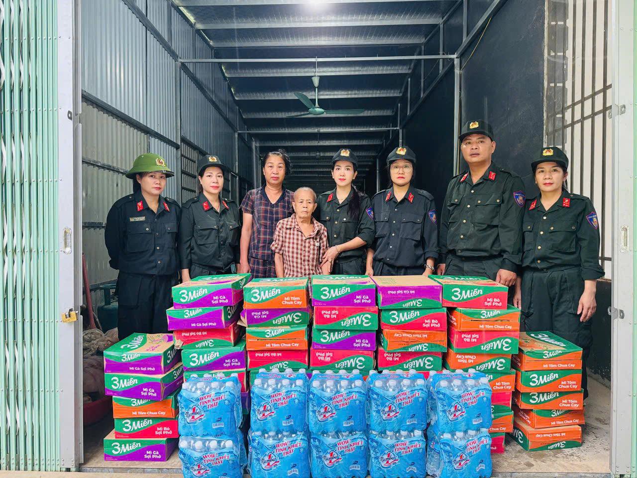 TIẾP TỤC HỖ TRỢ BÀ CON KHẮC PHỤC HẬU QUẢ BÃO LŨ