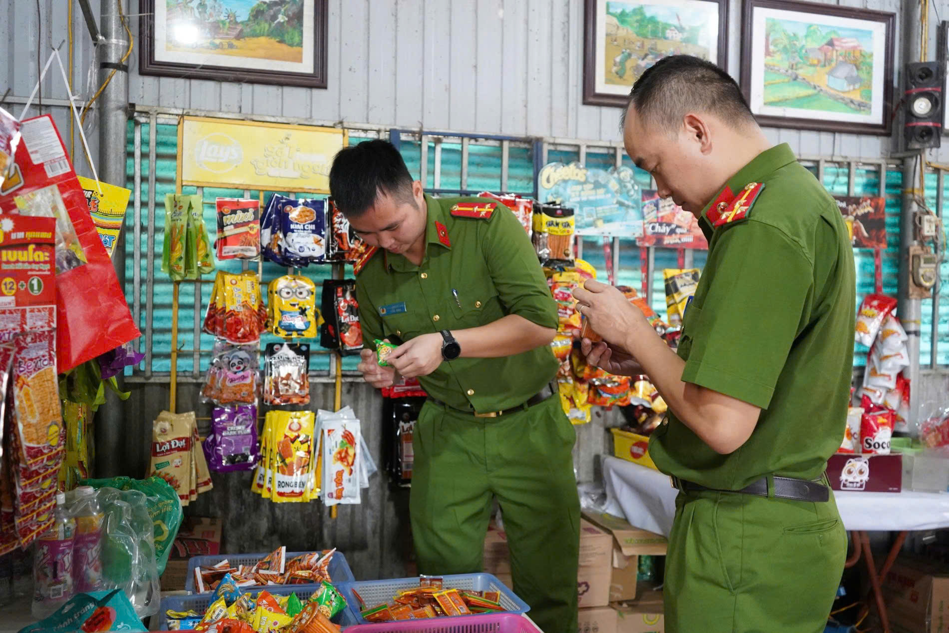 CÔNG AN XÃ MINH THANH RA QUÂN KIỂM TRA, XỬ LÝ HÀNG HÓA KHÔNG RÕ NGUỒN GỐC, XUẤT XỨ