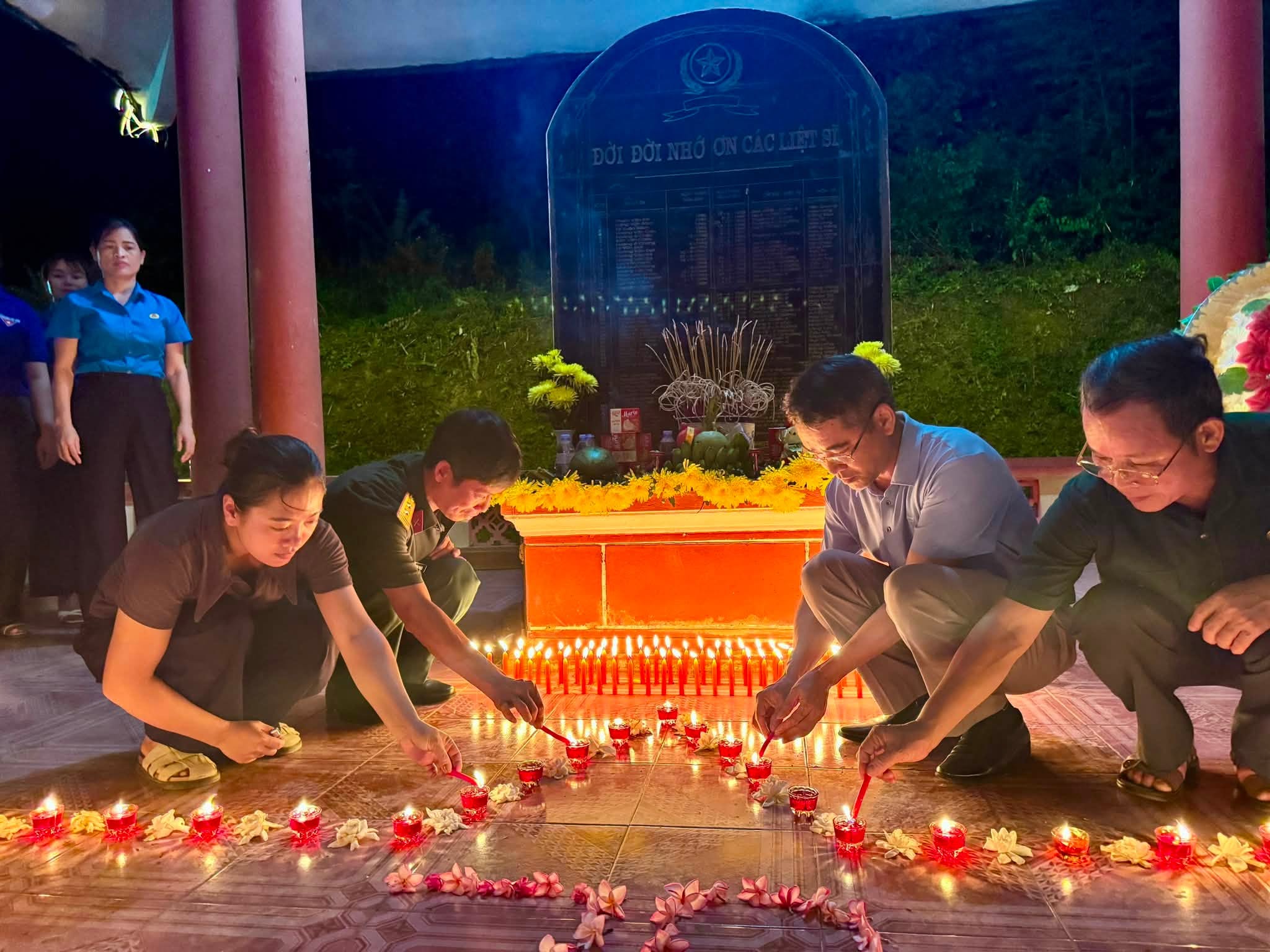  Đoàn THCS Hồ Chí Minh phối hợp với Hội Cựu chiến binh xã Yên Nguyên tổ chức Lễ thắp nến tri ân 