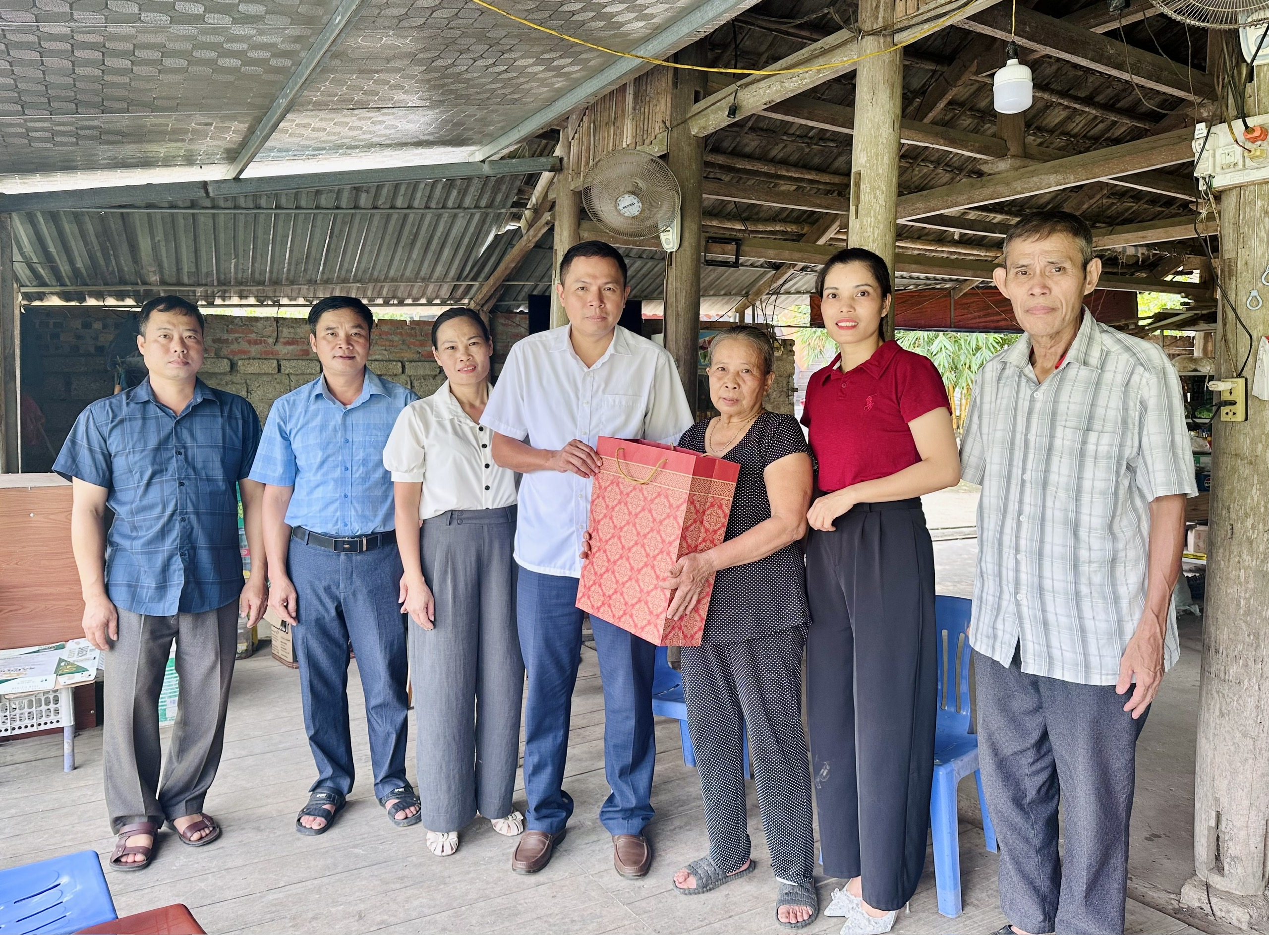 Đồng chí Chủ tịch UBND xã Bùi Xuân Mừng thăm, tặng quà người có công với cách mạng nhân dịp 27/7