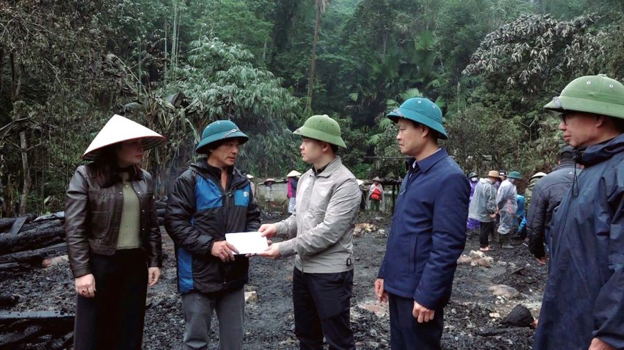 Lãnh đạo xã Bắc Quang thăm hỏi hộ gia đình bị hỏa hoạn