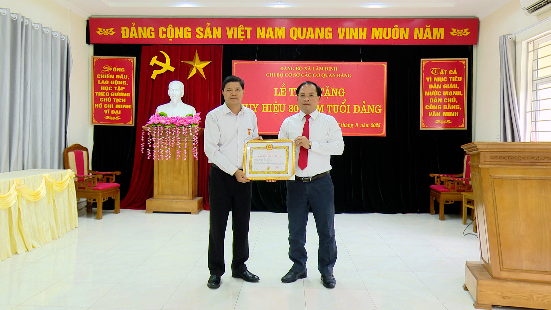 Lâm Bình trao tặng Huy hiệu 30 năm tuổi Đảng 