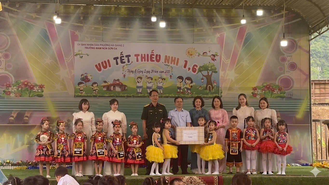 Đồng chí Hoàng Văn Hậu dự Tết thiếu nhi tại Trường Mầm non Sơn Ca