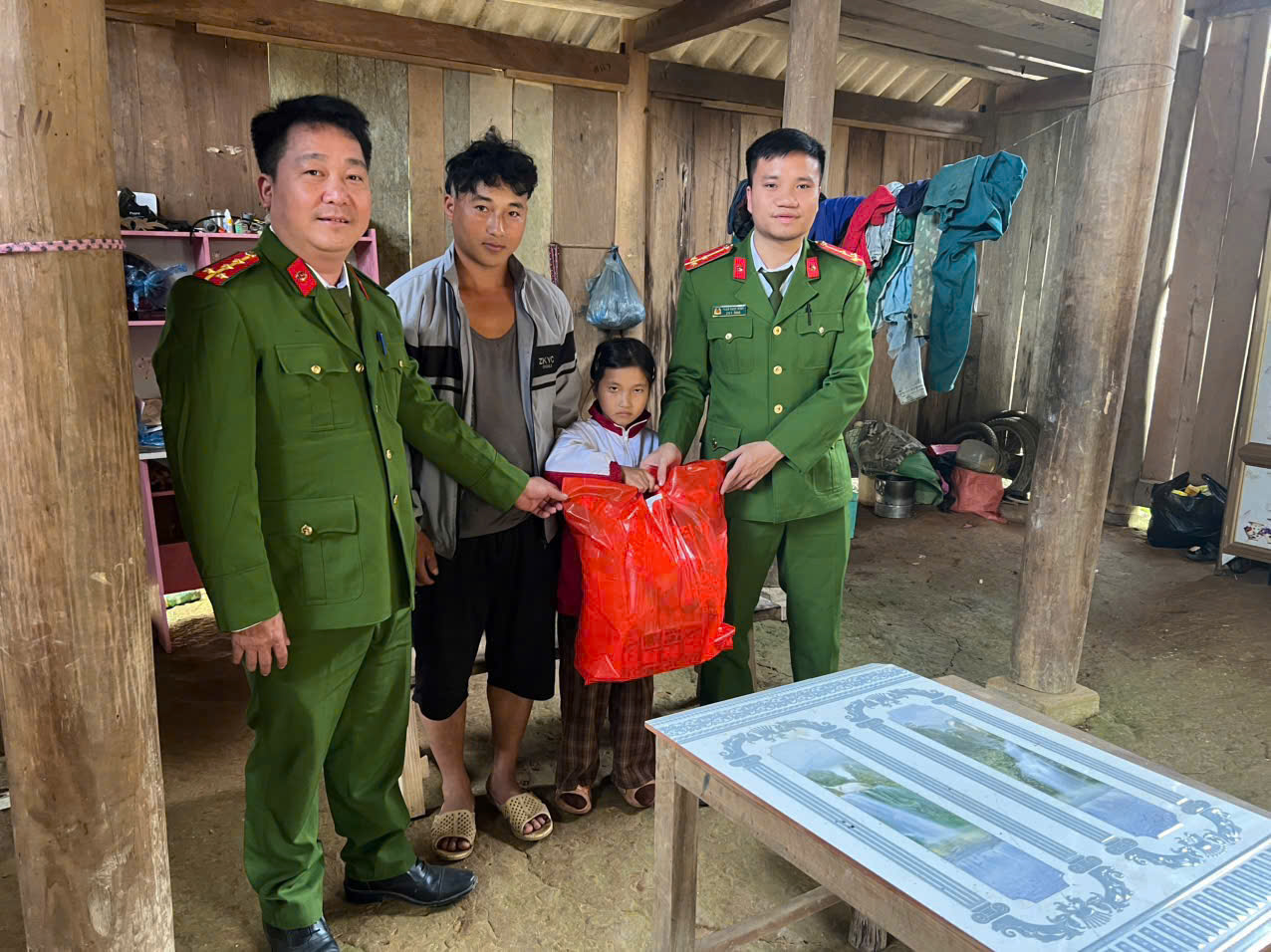 THĂM HỎI, ĐỘNG VIÊN CON NUÔI CÔNG AN XÃ