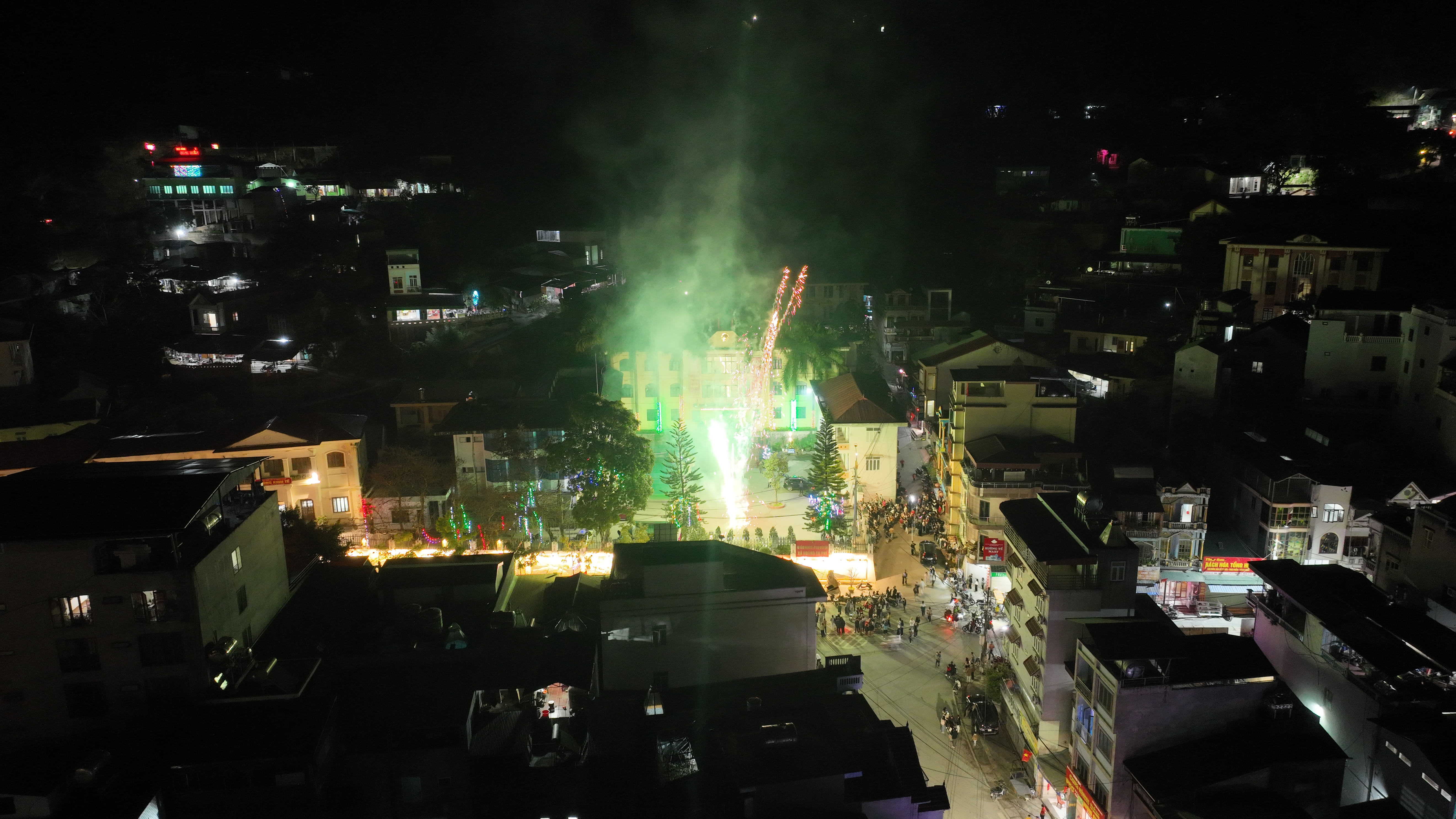 Rực rỡ màn pháo hoa đêm Giao thừa chào năm mới Bính Ngọ 2026