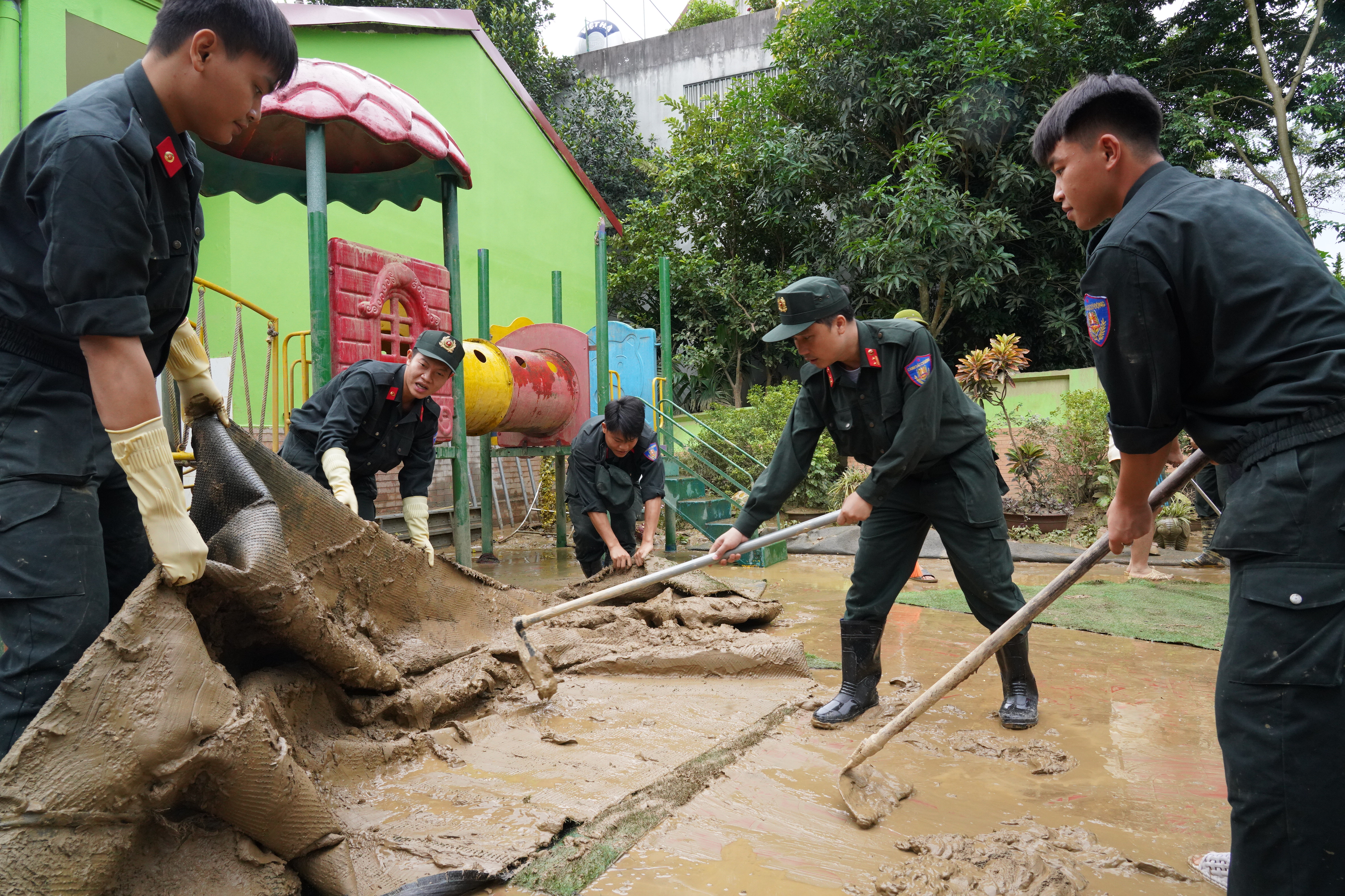 CÔNG AN TUYÊN QUANG SÁT CÁNH CÙNG NHÂN DÂN KHẮC PHỤC HẬU QUẢ MƯA LŨ