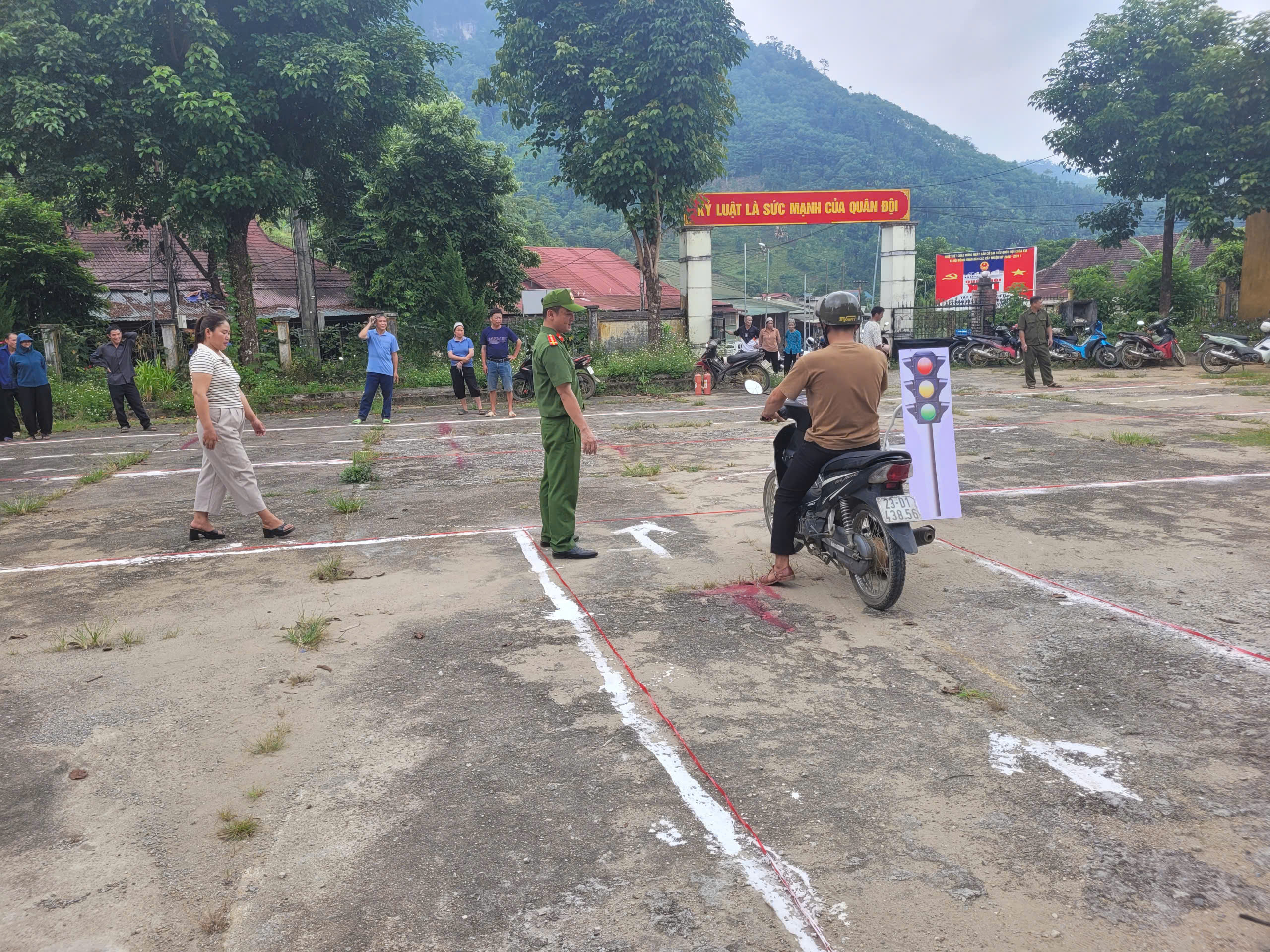 CÔNG AN XÃ LIÊN HIỆP TUYÊN TRUYỀN PHÁP LUẬT GIAO THÔNG, HƯỚNG DẪN KỸ NĂNG LÁI XE AN TOÀN TẠI THÔN ĐỨC XUÂN