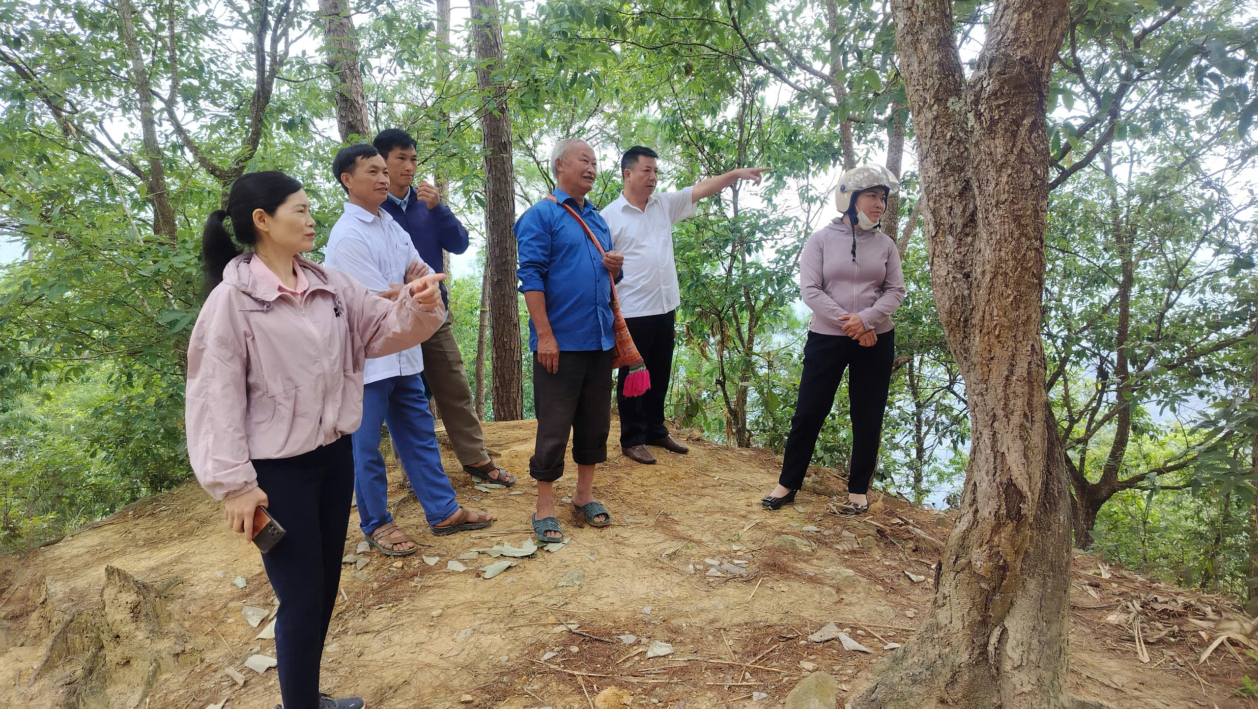 ĐỒNG CHÍ BÍ THƯ ĐẢNG UỶ XÃ KIỂM TRA TUYẾN ĐƯỜNG DÂN SINH VÀ THĂM MÔ HÌNH PHÁT TRIỂN KINH TẾ TẠI THÔN ĐOÀN KẾT, XÃ BẢN MÁY