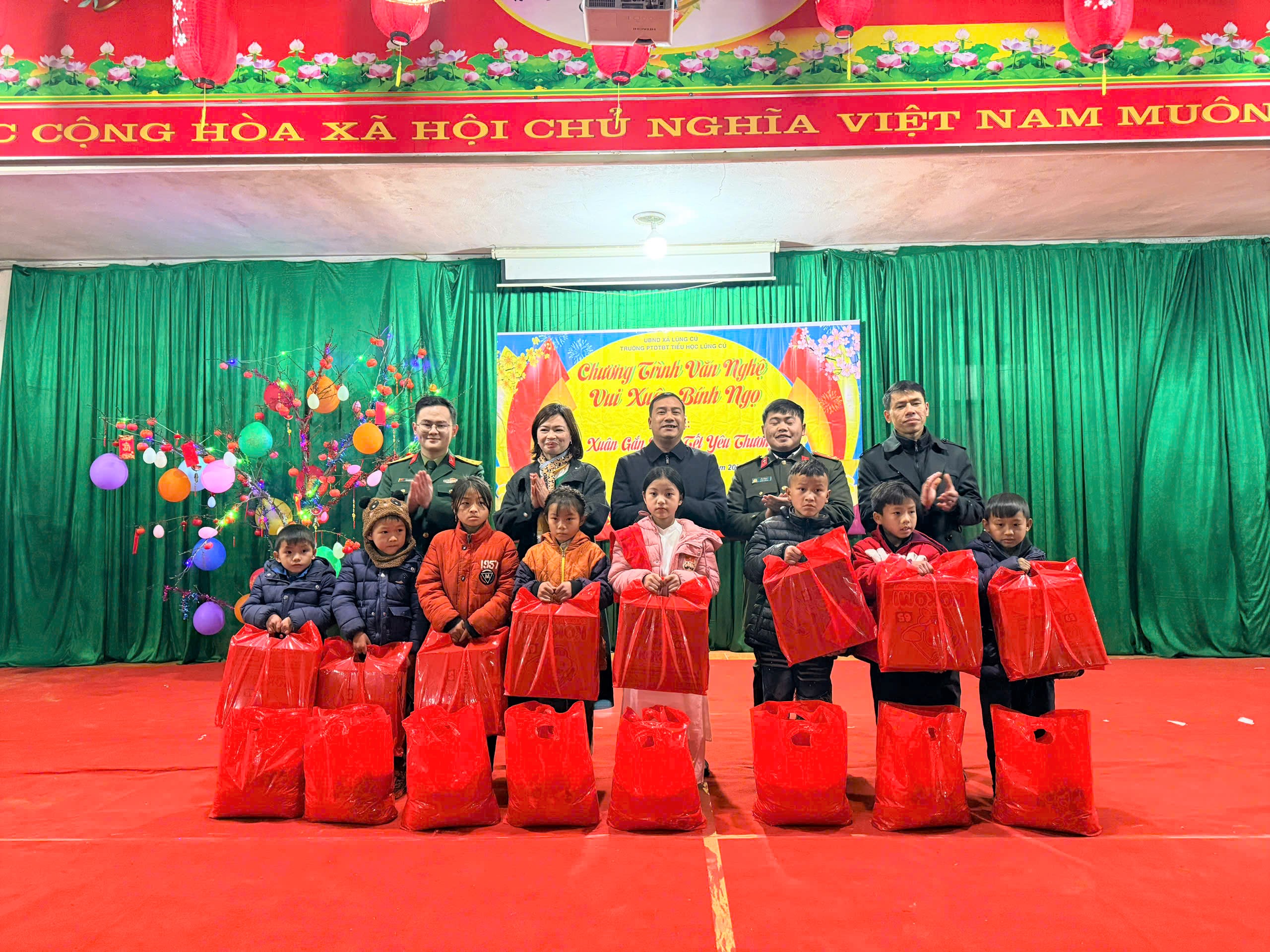 “XUÂN GẮN KẾT – TẾT YÊU THƯƠNG” RỘN RÀNG NƠI VÙNG CAO LŨNG CÚ