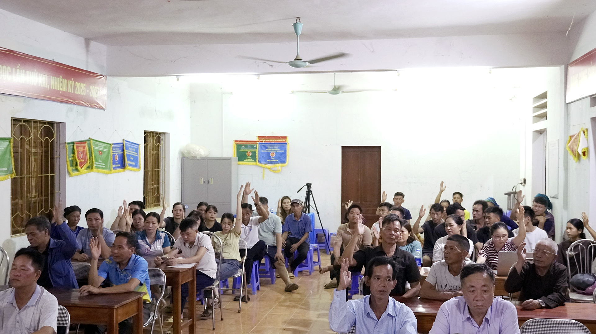 Hội nghị lấy ý kiến cử tri về phương án sắp xếp thôn Cốc Cọoc