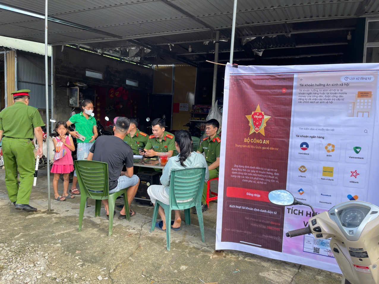 CÔNG AN XÃ MINH QUANG TỔ CHỨC ĐIỂM HƯỚNG DẪN NGƯỜI DÂN SỬ DỤNG CÁC TIỆN ÍCH TRÊN ỨNG DỤNG VNEID