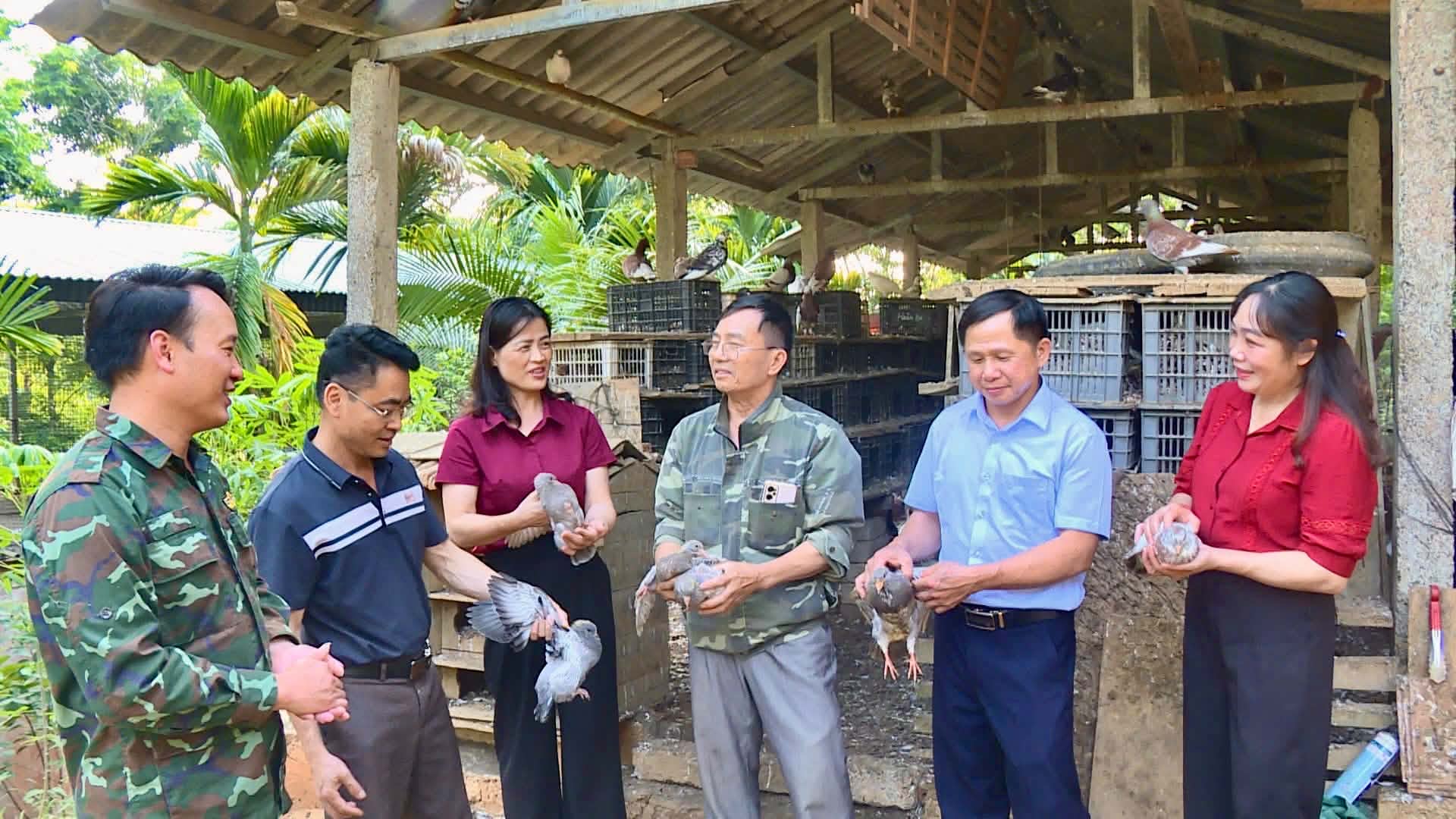 Lãnh đạo xã khảo sát các mô hình kinh tế tiêu biểu tại thôn Khuôn Khoai và Hợp Long 2