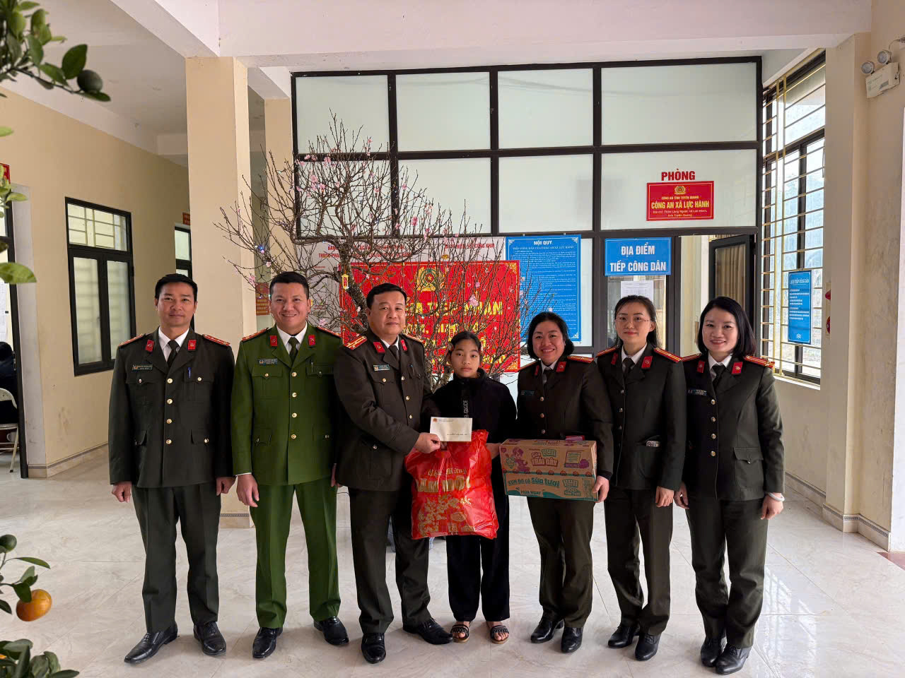 CÔNG AN XÃ LỰC HÀNH THĂM HỎI, TẶNG QUÀ, ĐỘNG VIÊN “CON NUÔI CÔNG AN XÃ”