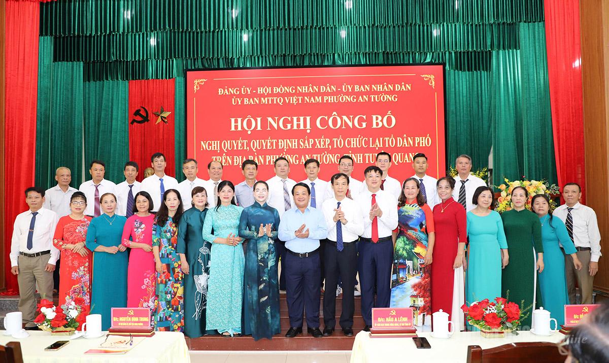 Bí thư Tỉnh ủy Hầu A Lềnh dự lễ công bố nghị quyết, quyết định sắp xếp, tổ chức lại thôn, tổ dân phố trên địa bàn phường Mỹ Lâm và An Tường