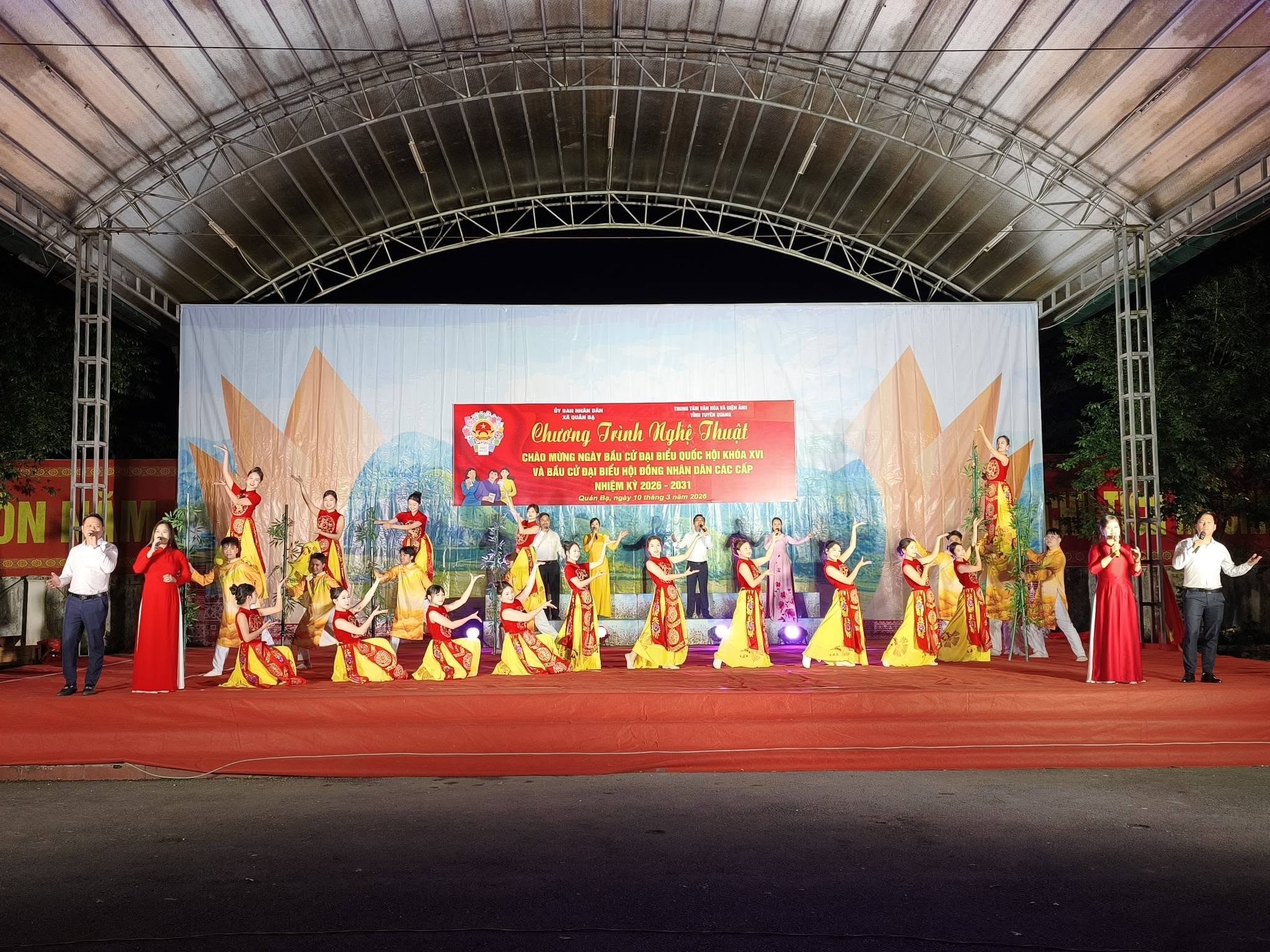 UBND xã Quản Bạ đã phối hợp với Trung tâm Văn hóa - Điện ảnh tỉnh Tuyên Quang tổ chức chương trình nghệ thuật đặc sắc chào mừng ngày bầu cử đại biểu Quốc hội khóa XVI và đại biểu Hội đồng nhân dân (HĐND) các cấp nhiệm kỳ 2026-2031.