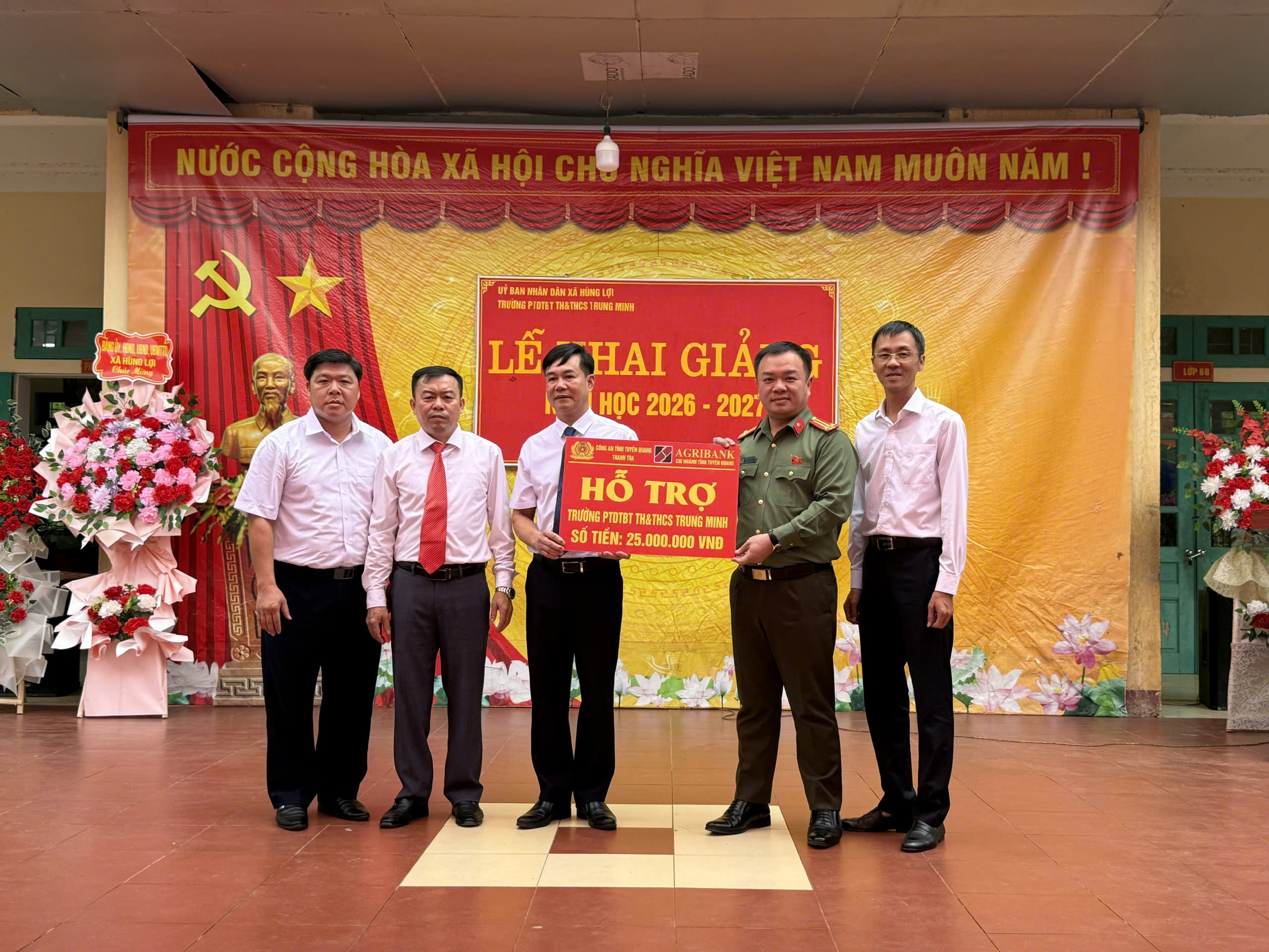 TRAO YÊU THƯƠNG - TIẾP SỨC ĐẾN TRƯỜNG