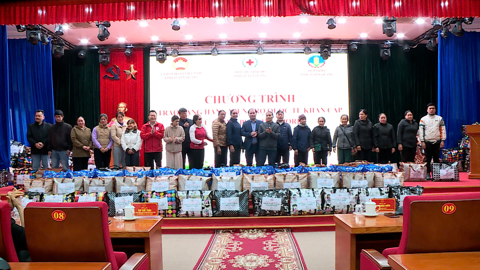 Trao hàng viện trợ quốc tế khẩn cấp do Chính phủ Singapore hỗ trợ cho người dân bị ảnh hưởng bởi bão lũ tại xã Nà Hang