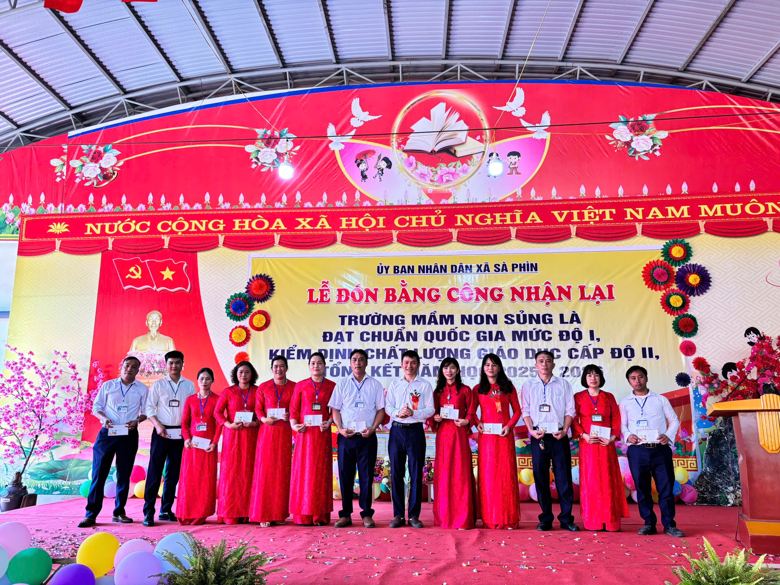 tiểu học tặng giấy khen.jpg