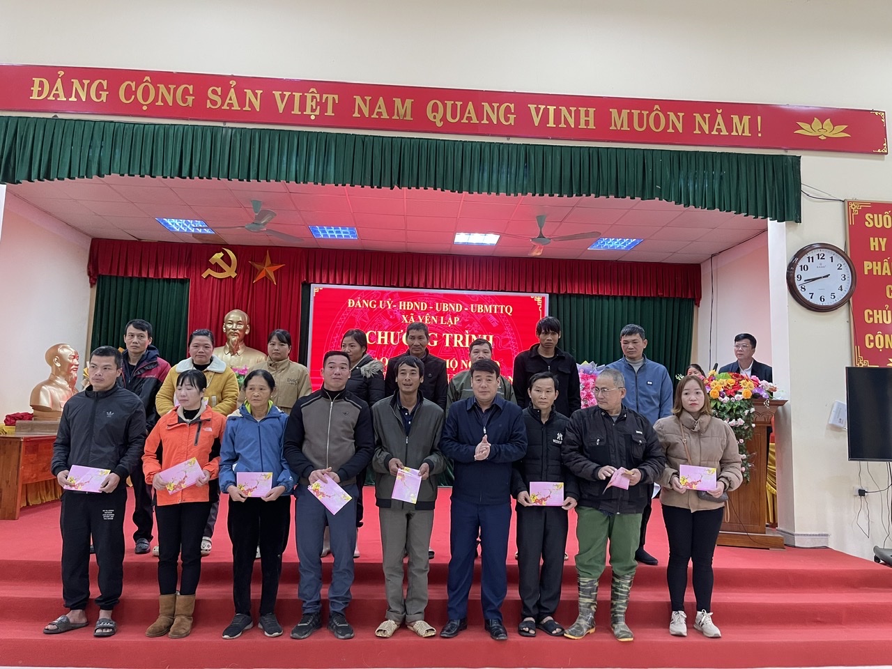 XÃ YÊN LẬP TỔ CHỨC CHƯƠNG TRÌNH TRAO QUÀ TẾT CHO HỘ NGHÈO, PHỤ NỮ VÀ TRẺ EM CÓ HOÀN CẢNH ĐẶC BIỆT KHÓ KHĂN NHÂN DỊP TẾT NGUYÊN ĐÁN BÍNH NGỌ 2026