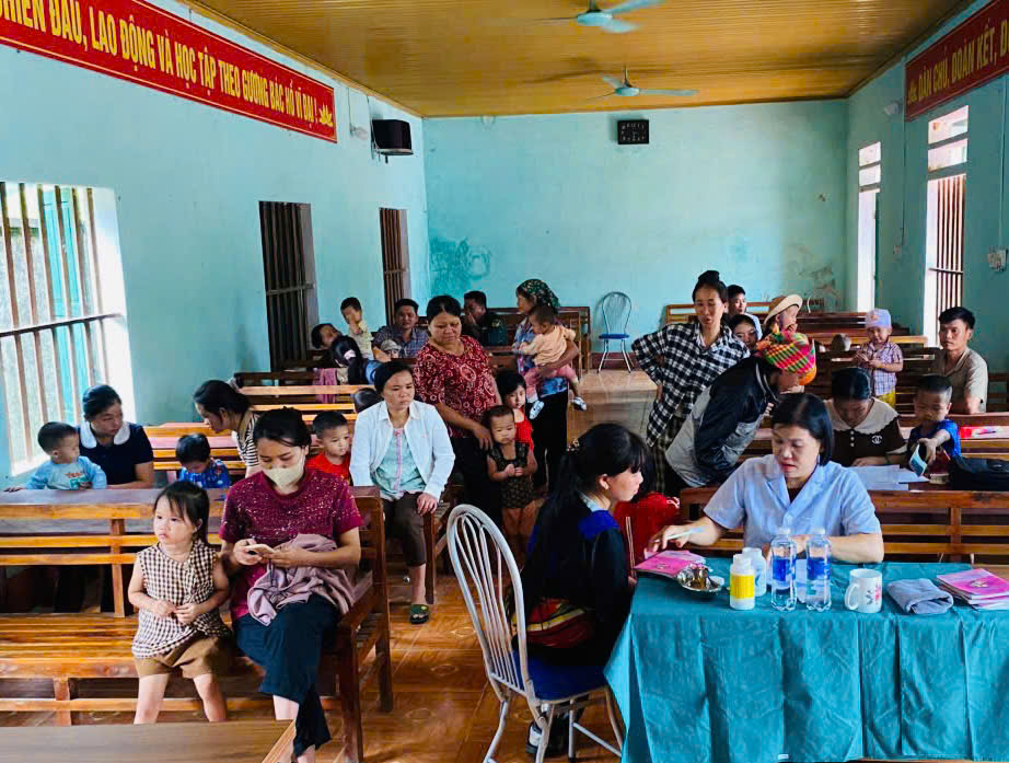 Trạm y tế xã Linh Hồ triển khai Chiến dịch uống bổ sung Vitamin A .